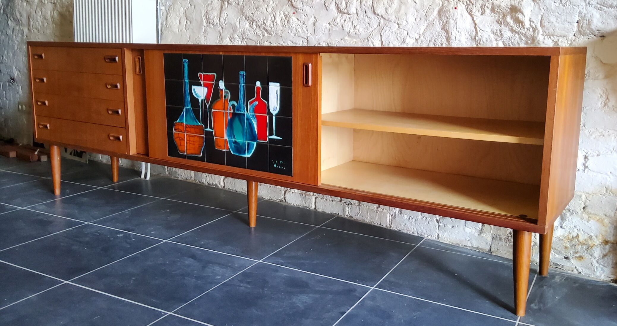 Sidbeoard with sliding doors and ceramic decoration