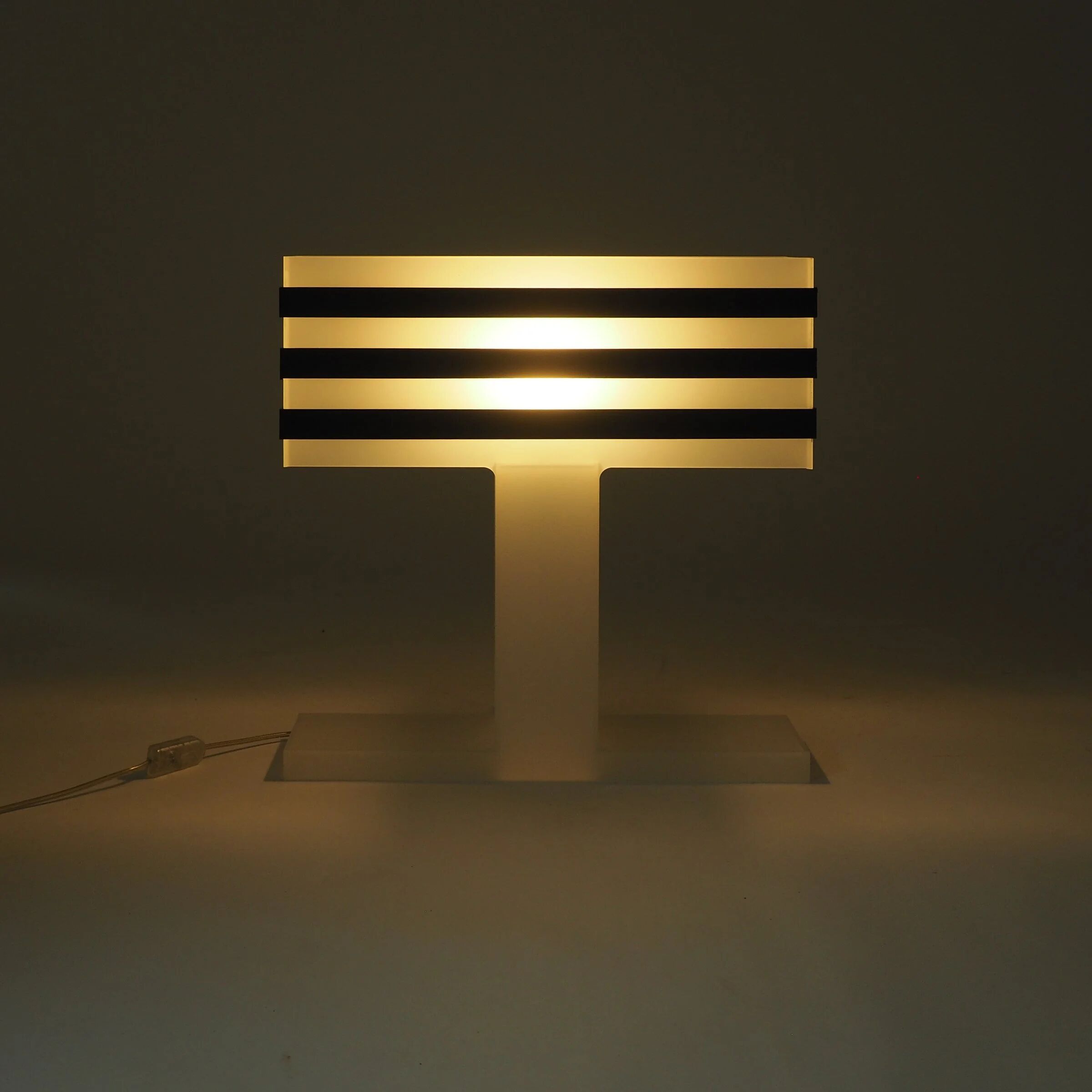 Lampe de table en plexiglas moderniste