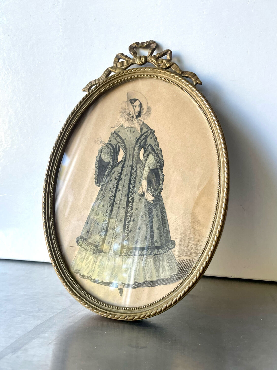 Antique oval metal gold colored brass bronze picture frame