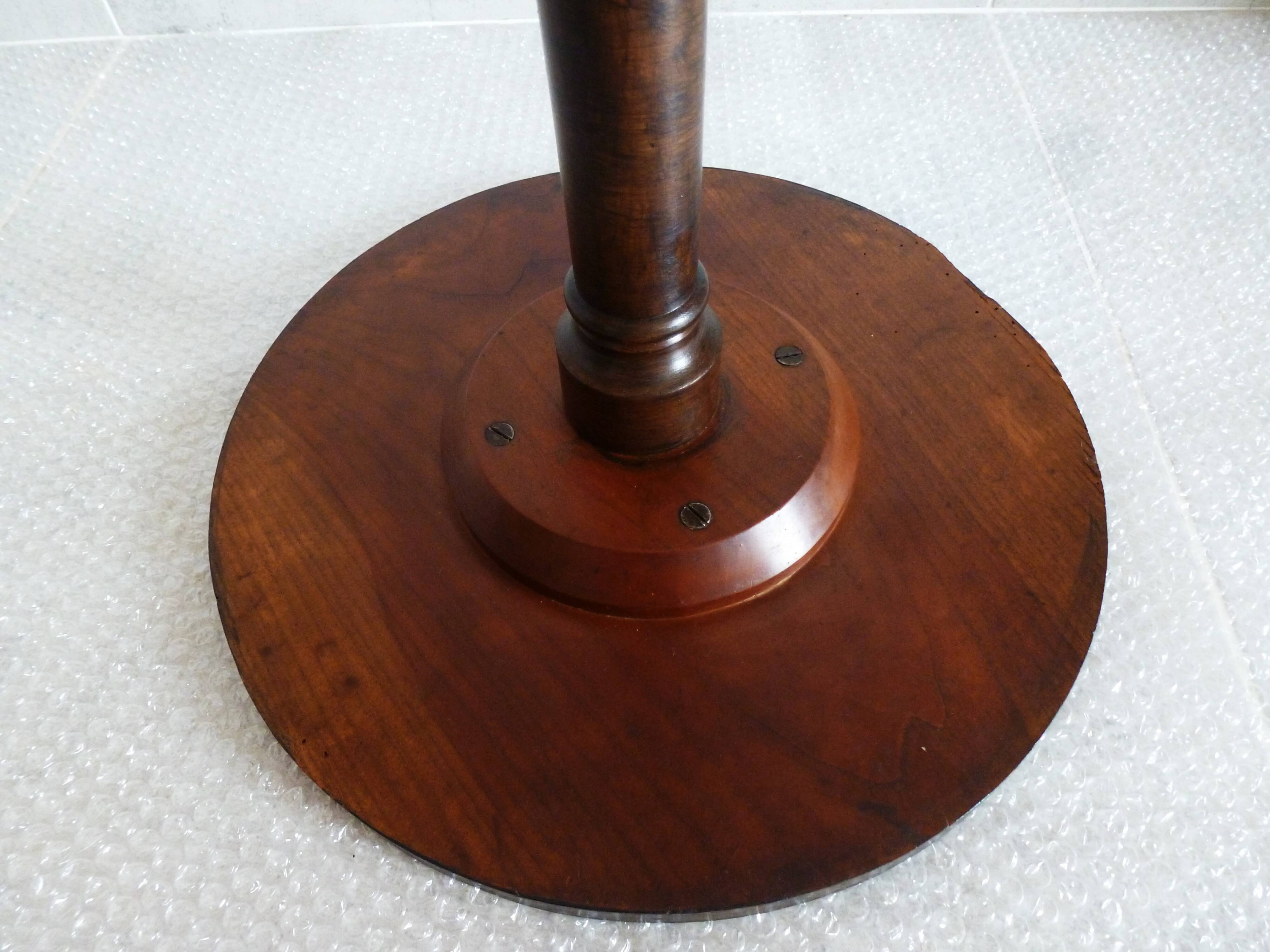 Salon table, plant stand table, plant support table.