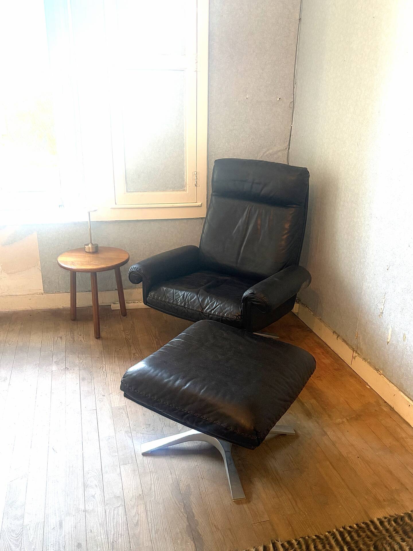 High back lounge chair + Hocker in leather by De Sede model DS-31