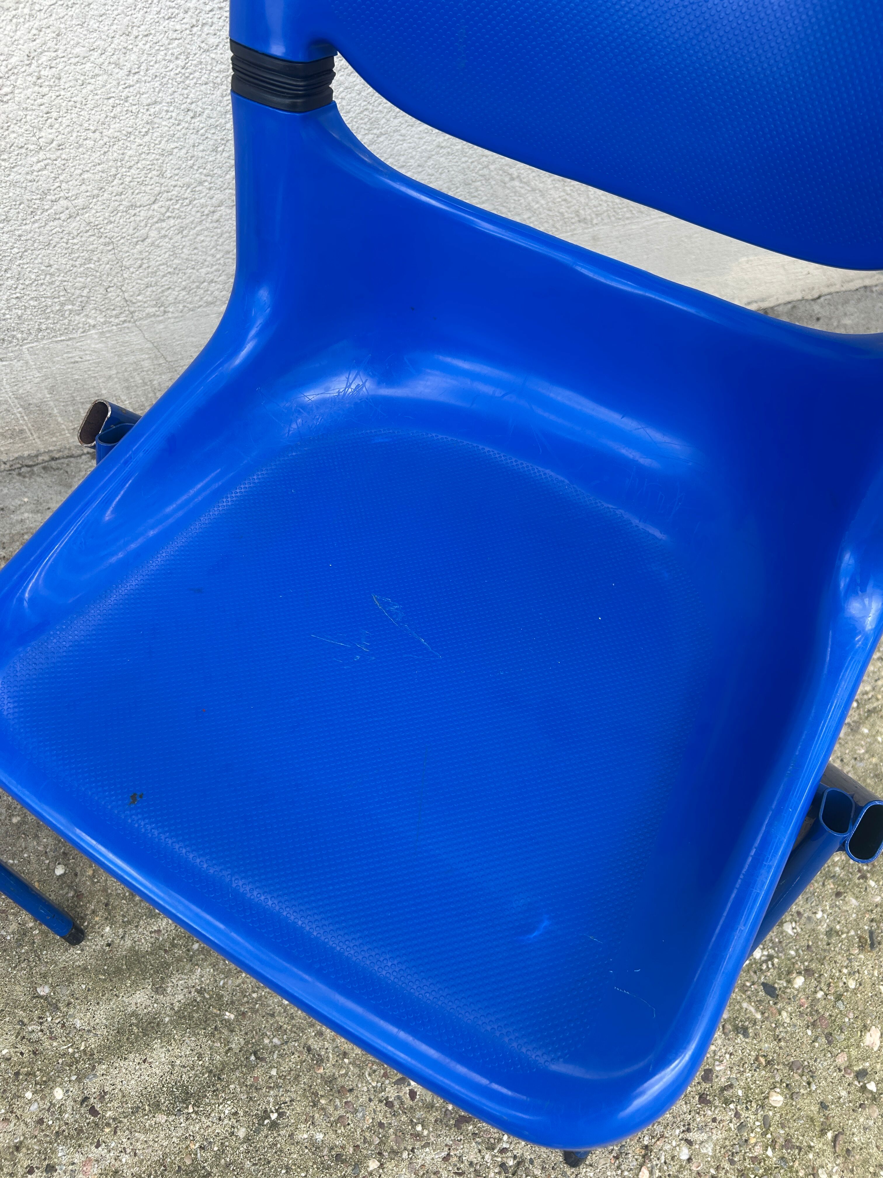 Pair of Piretti chairs "Dorsal"