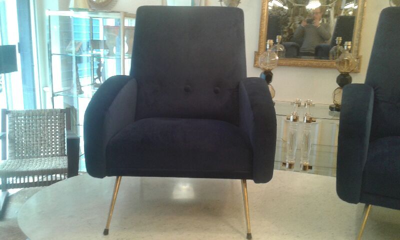 Paire de fauteuils des années 1950 en velours bleu
