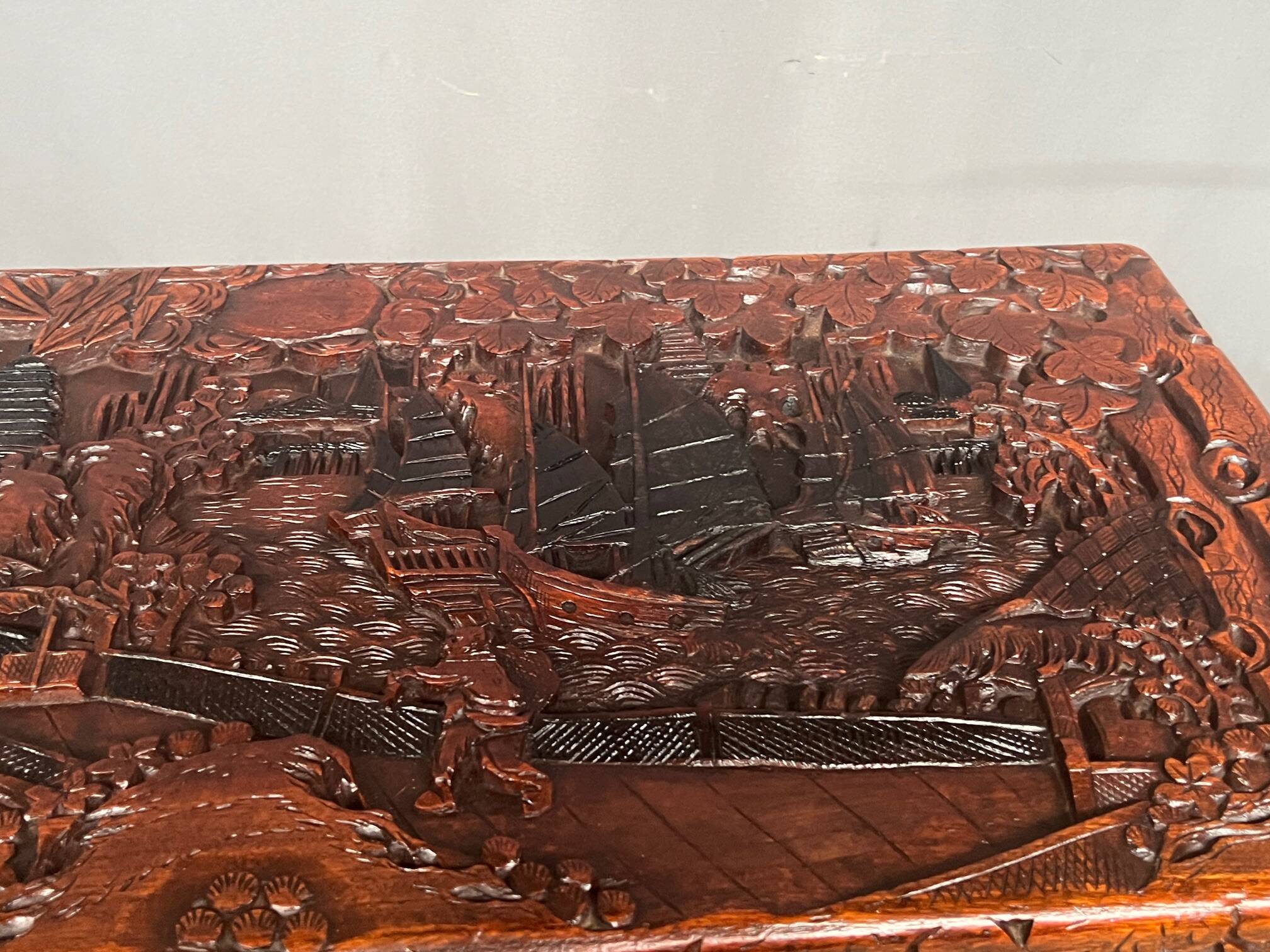 Coffre en camphre sculpté. Chine. XXe siècle. 40x80x38 cm.