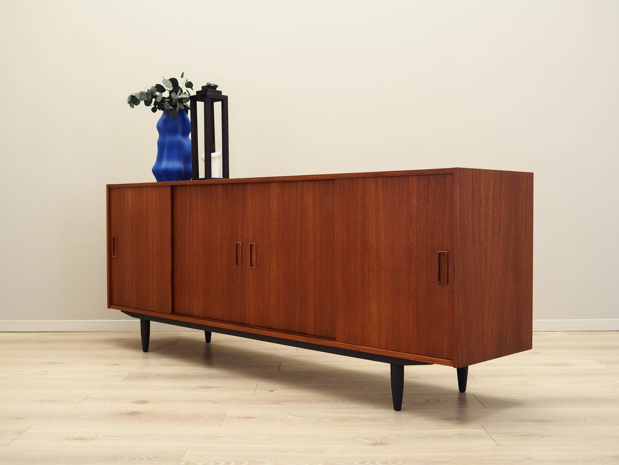 Enfilade en teck, design danois, années 1970, production : Danemark