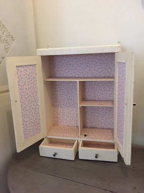 Pharmacy cabinet of the 1960s