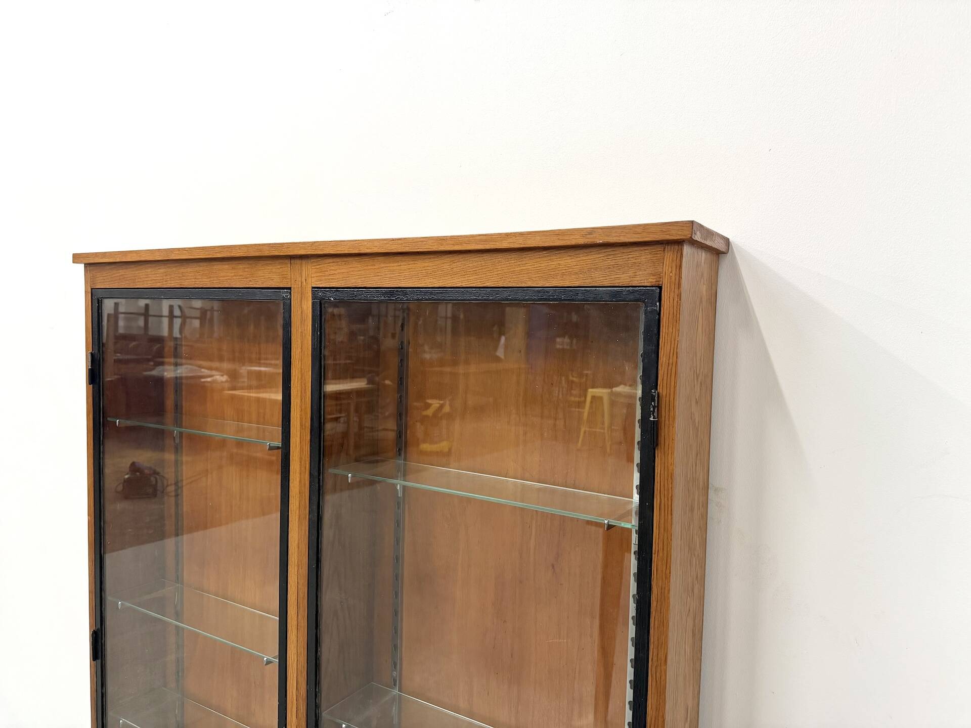 Vitrine de présentation murale Siegel Paris – Chêne & Verre – 1950