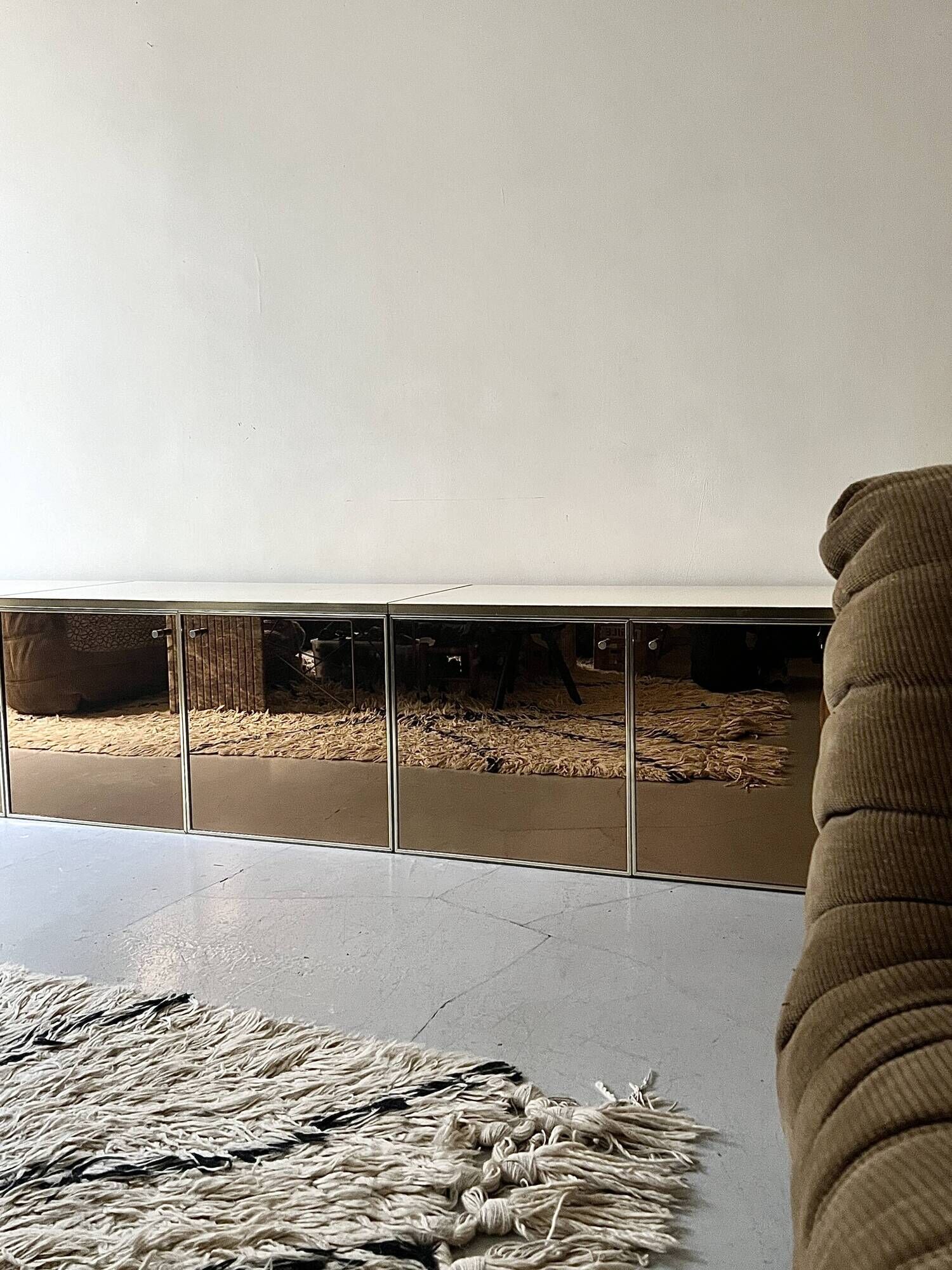 Low ivory lacquered enfilade, smoked mirror & brass JC Mahey, design 1970.
