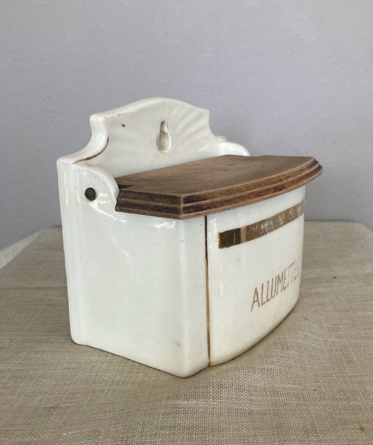 Pot à allumettes en faïence et dorures made in Tchécoslovaquie époque début XXe