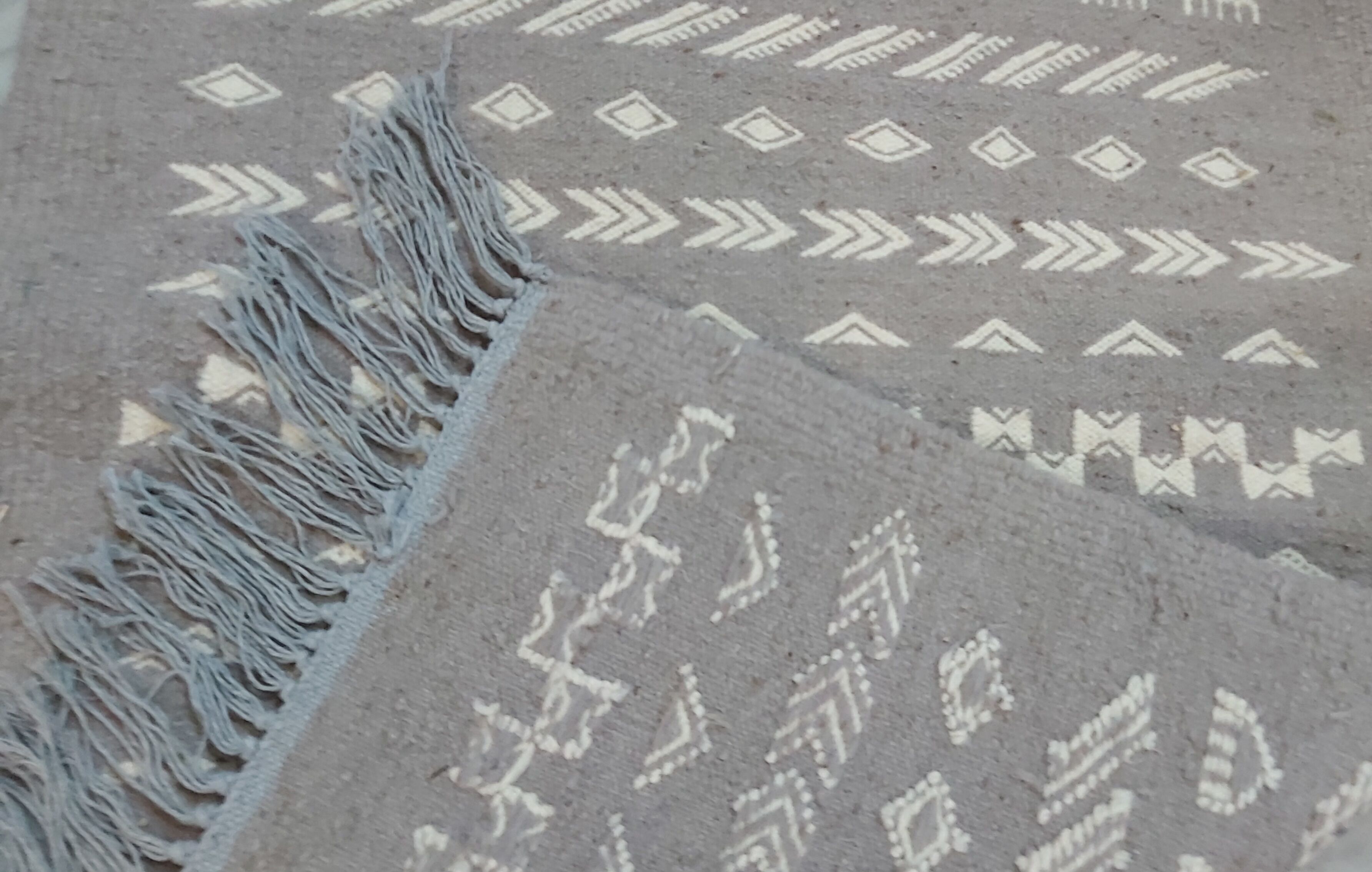 Hand-made grey and white wool rug 138x72cm