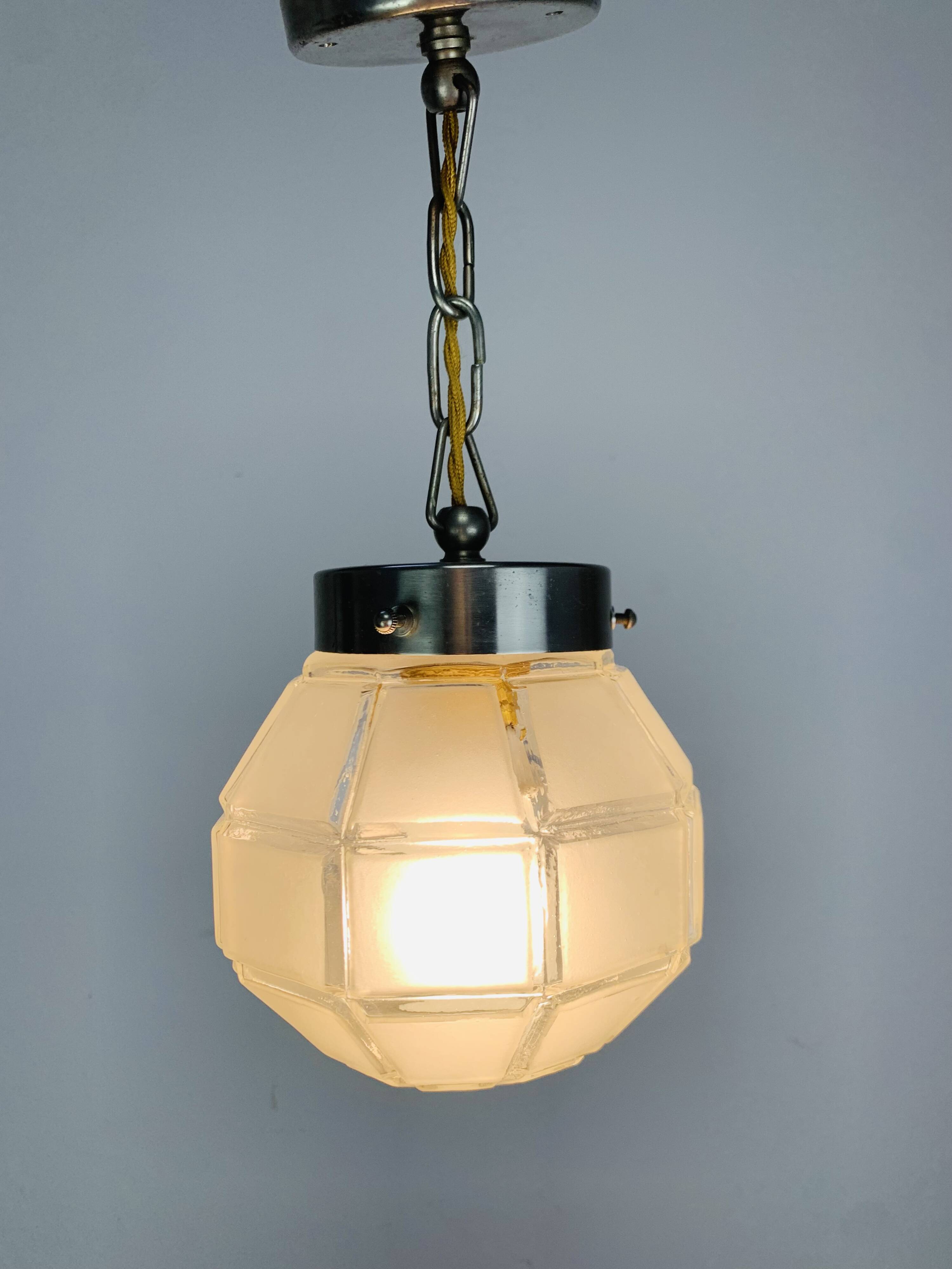 Suspension art déco globe en verre et métal, années 40