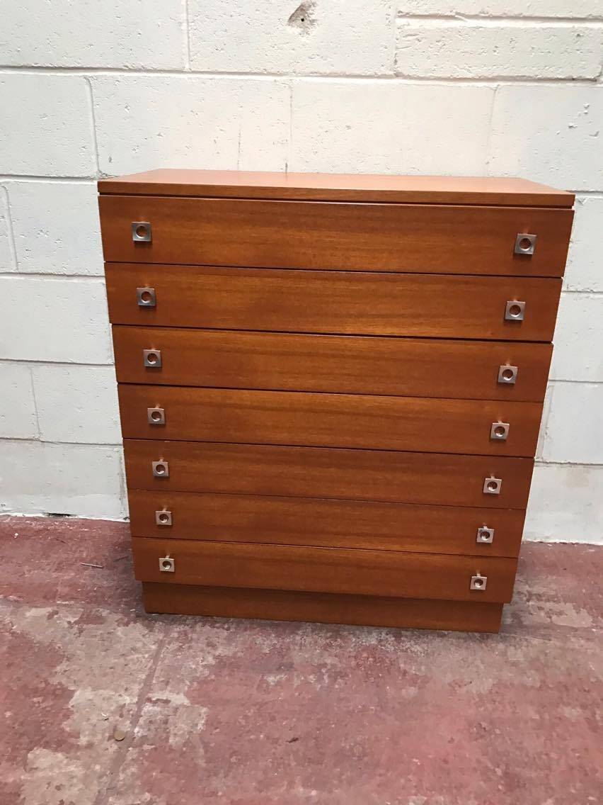 Brown teak Mid-Century chest of drawers with 7 drawers from the 1960s, sleek lines, discreet base.