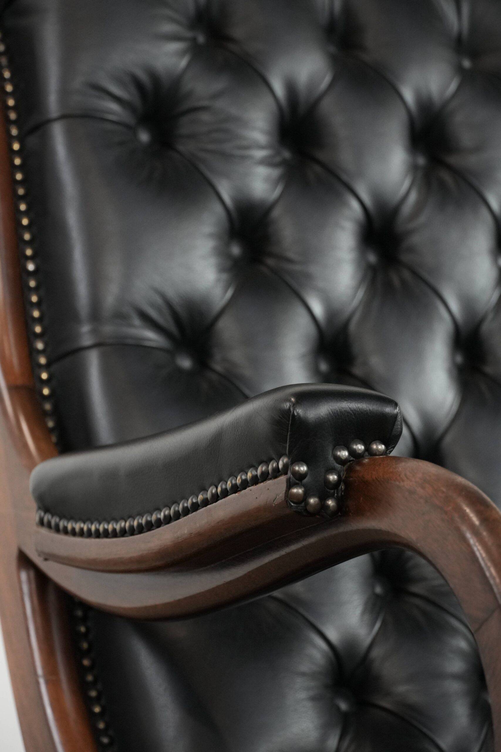 Fauteuil chesterfield en cuir de vachette noir classique et confortable
