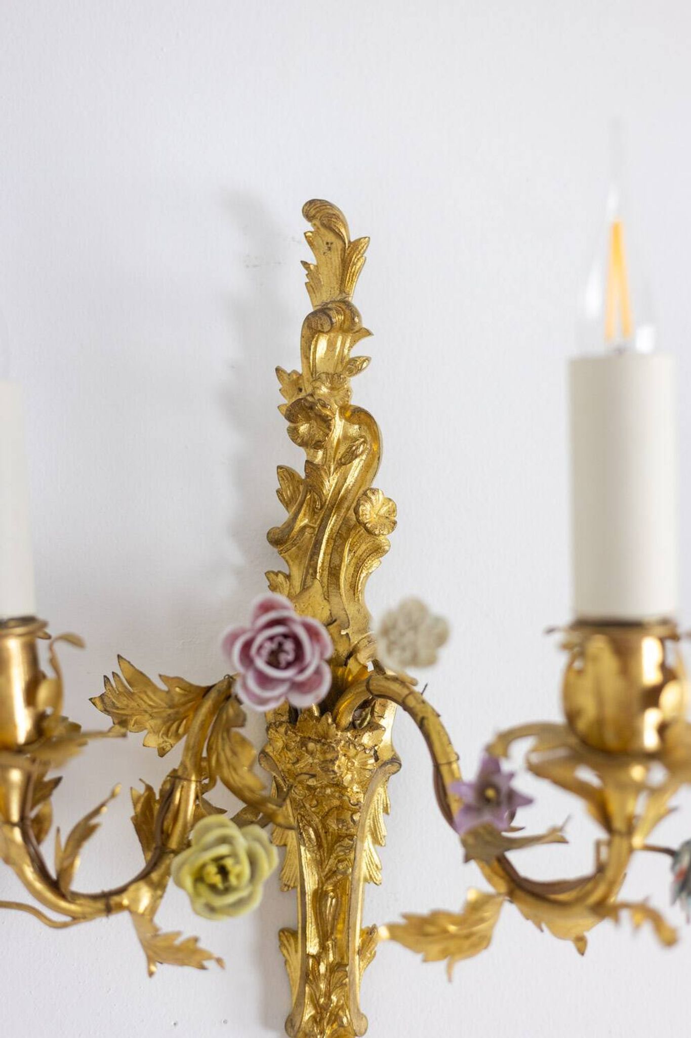 Paire d’appliques en bronze et à décor de fleurs. Circa 1880.