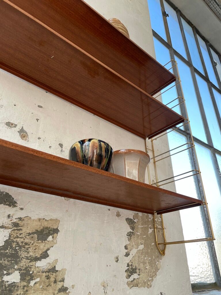String-type wall shelf