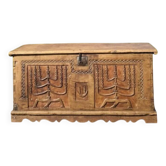 coffre de mariage en bois fruitier massif sculpté de 2 Ménorahs et symbole hébraïque époque XVIlle voire avant..