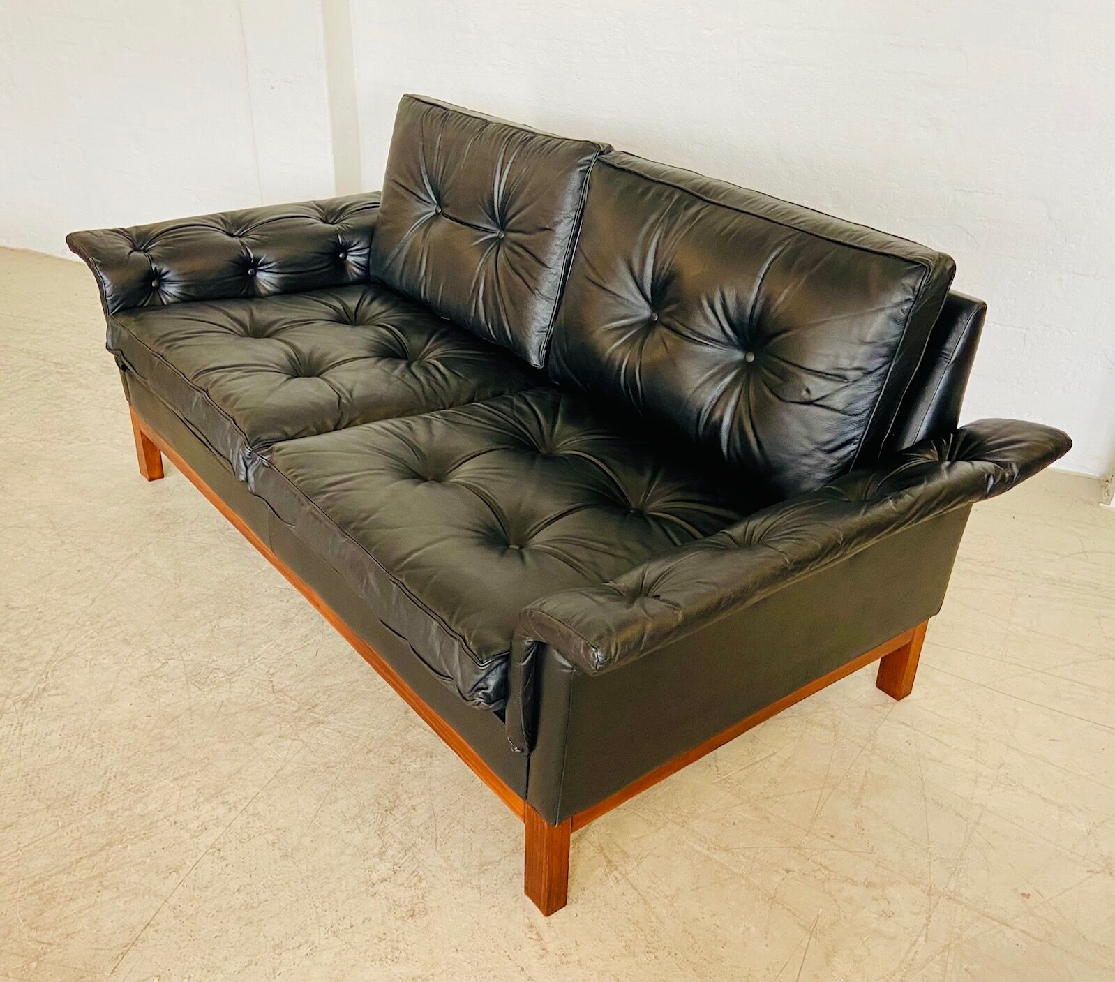 Canapé en cuir noir à boutons vintage scandinave des années 1960, modèle Kardinal, pour 2 personnes.