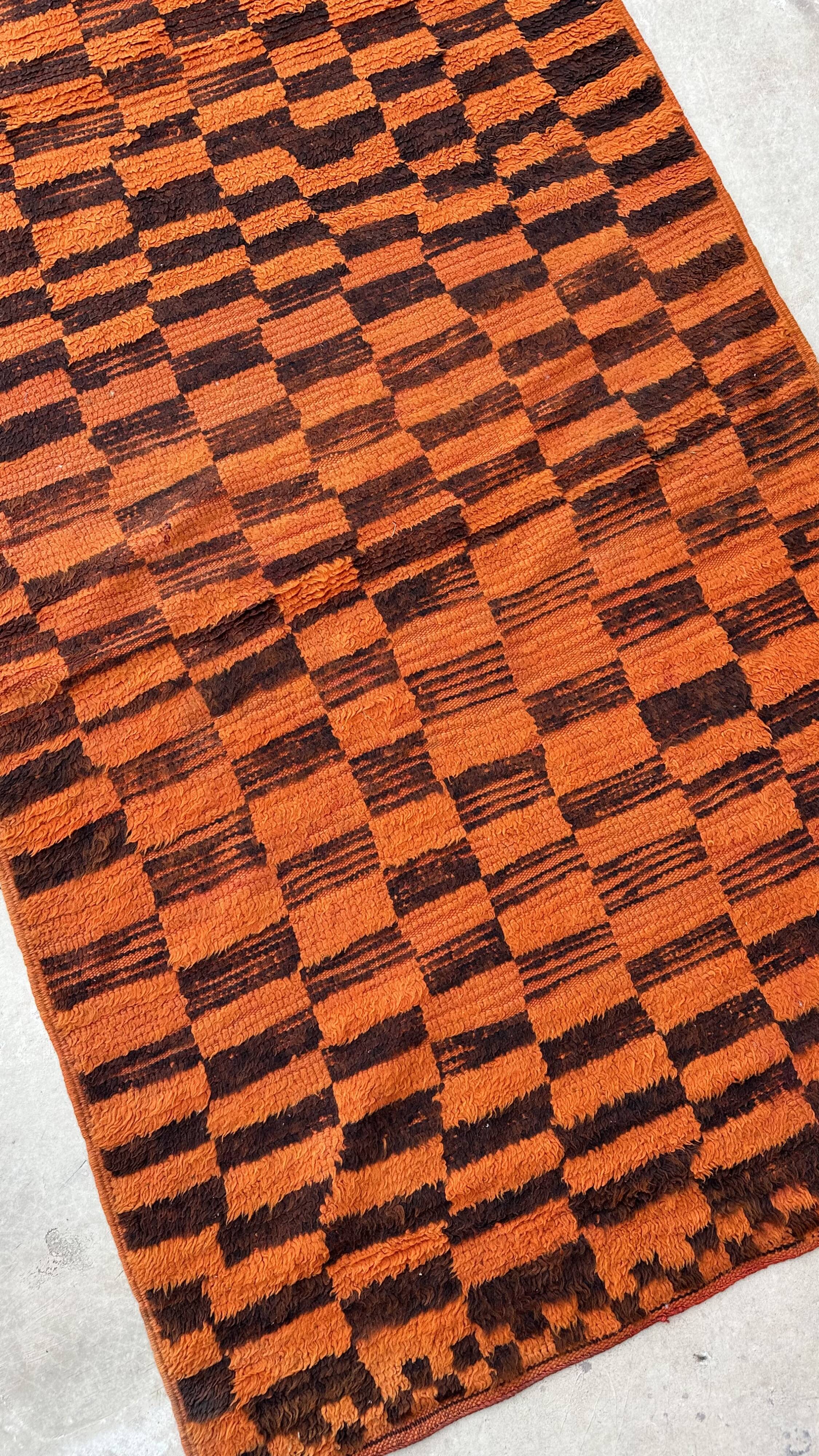 Orange corridor carpet 114 x 387 cm