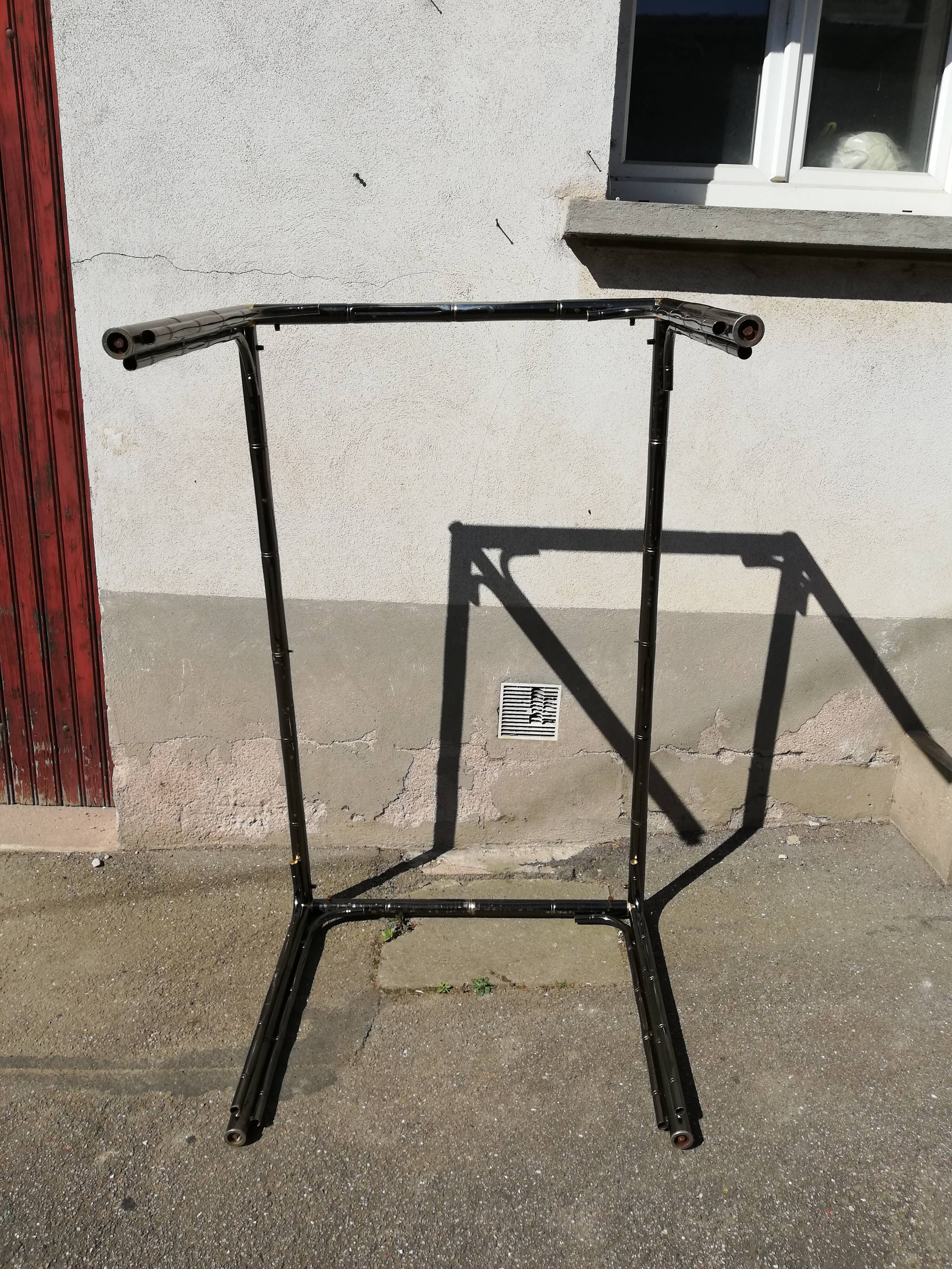 Table patine canon de fusil plateau verre fumé