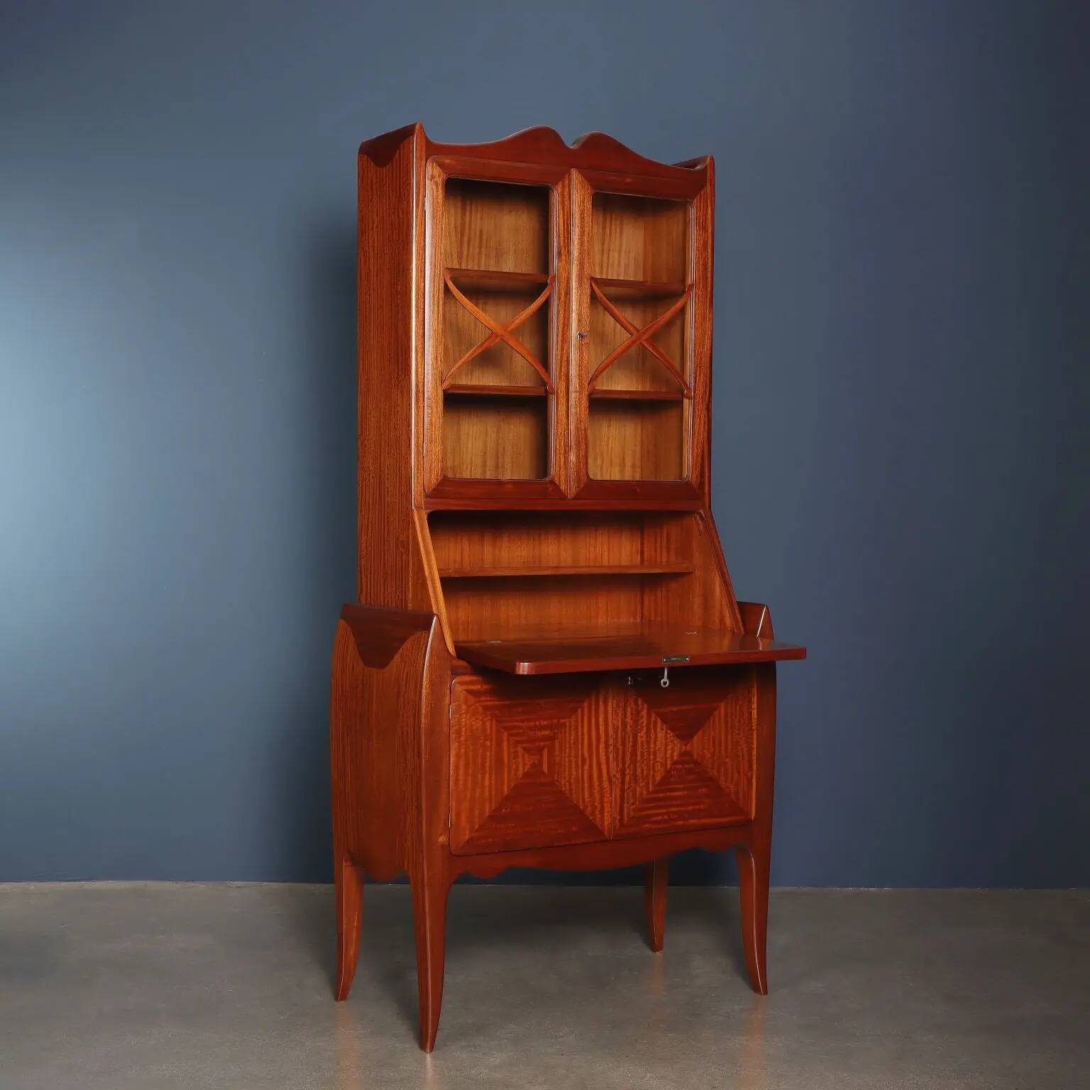 Vintage trumeau in mahogany veneer, Italy, 1950s.