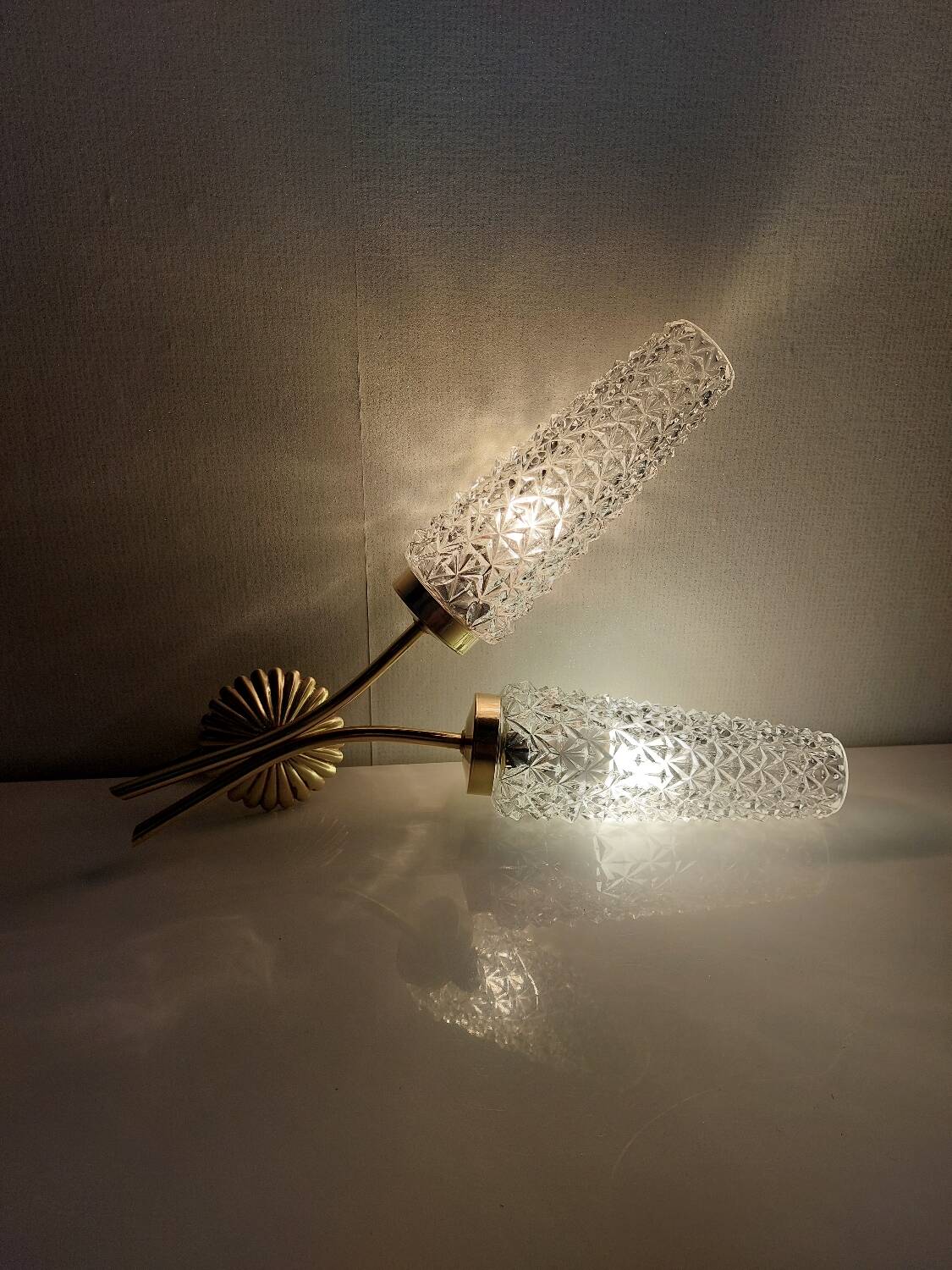Gold wall light with diamond tips
