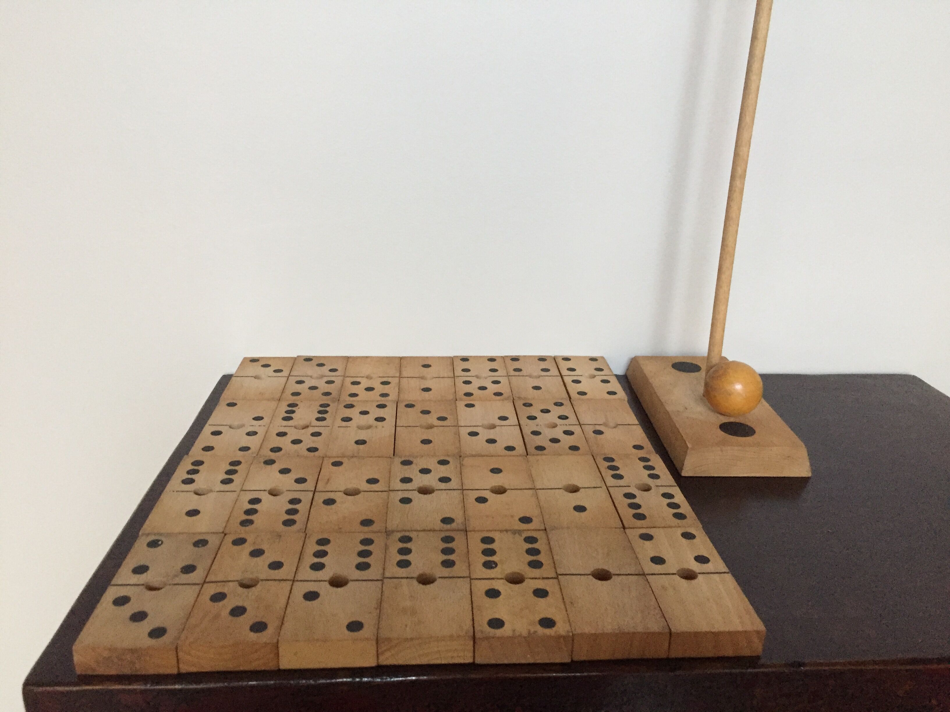 Jeu de dominos ancien en bois et vertical