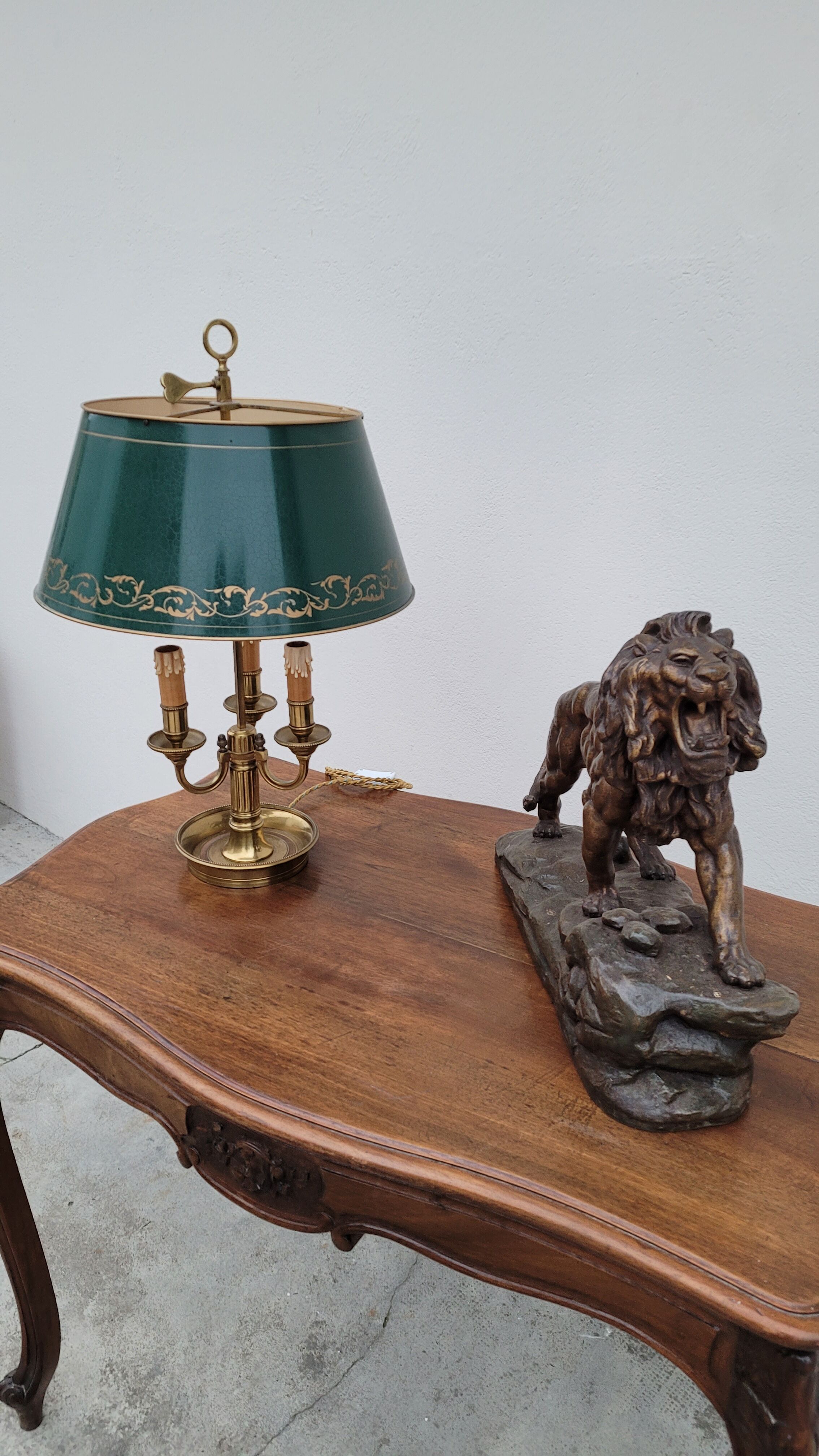 Table de milieu de style Louis XV en noyer massif