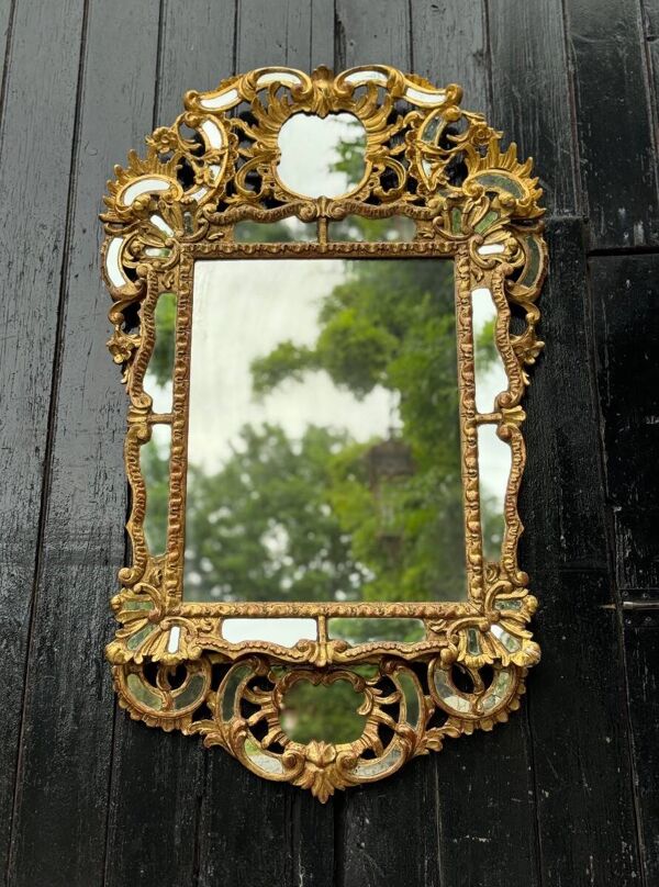 Miroir de style baroque en bois sculpté et doré, Empire austro-hongrois, début XIXème siècle