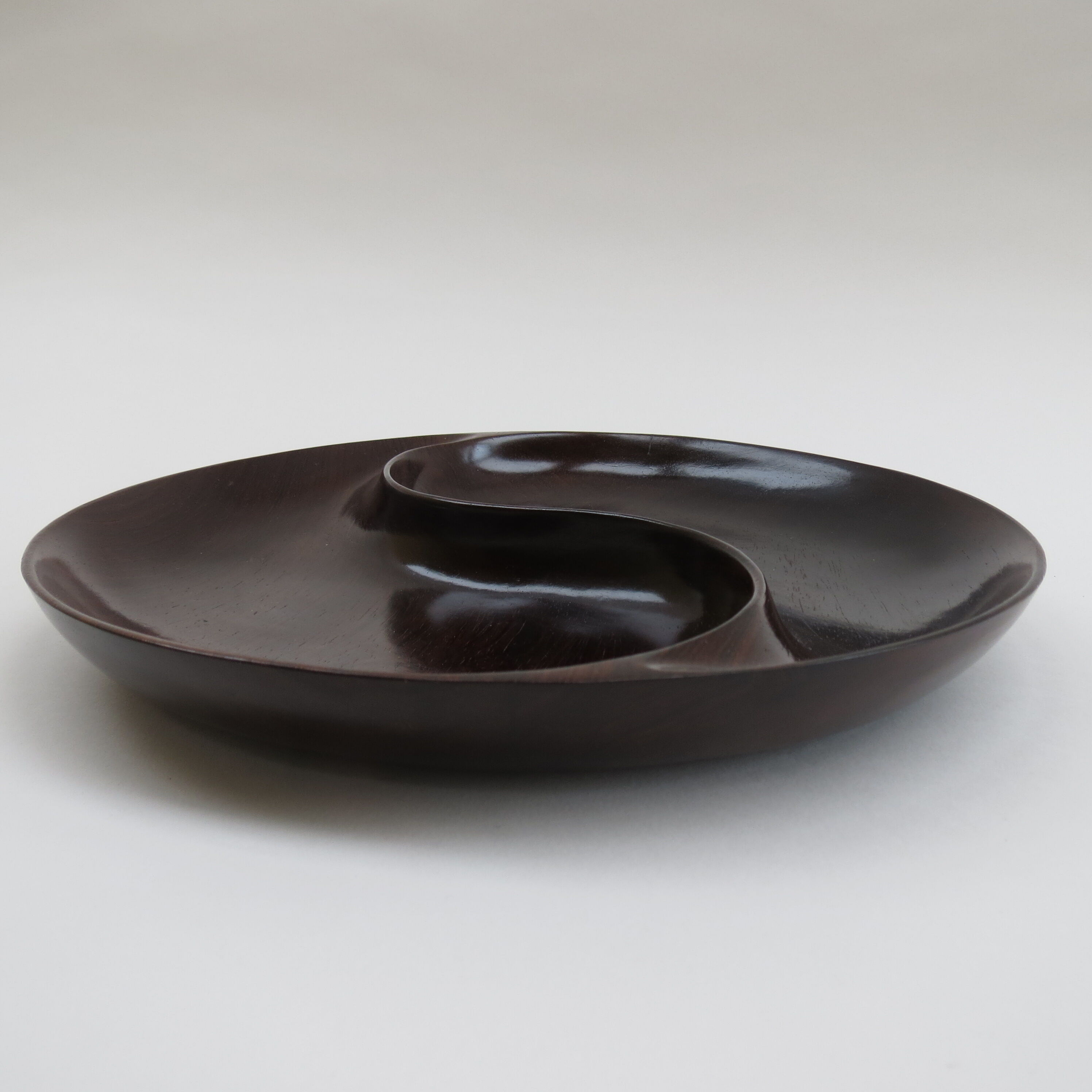 Plat en bois ying yang années 1960