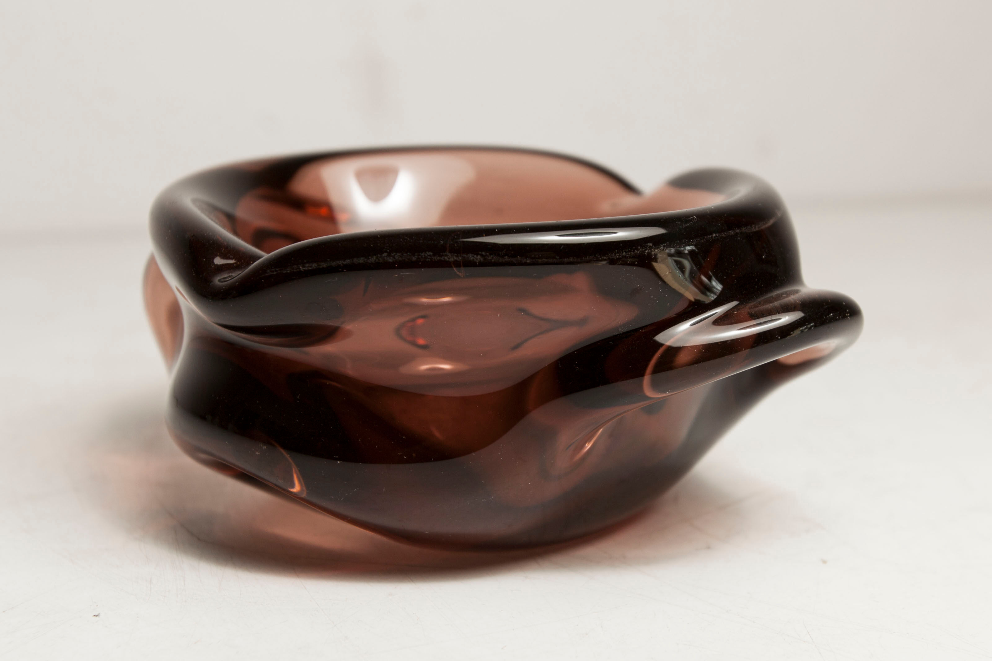 Cendrier Murano rond forme atypique violet rose 1950