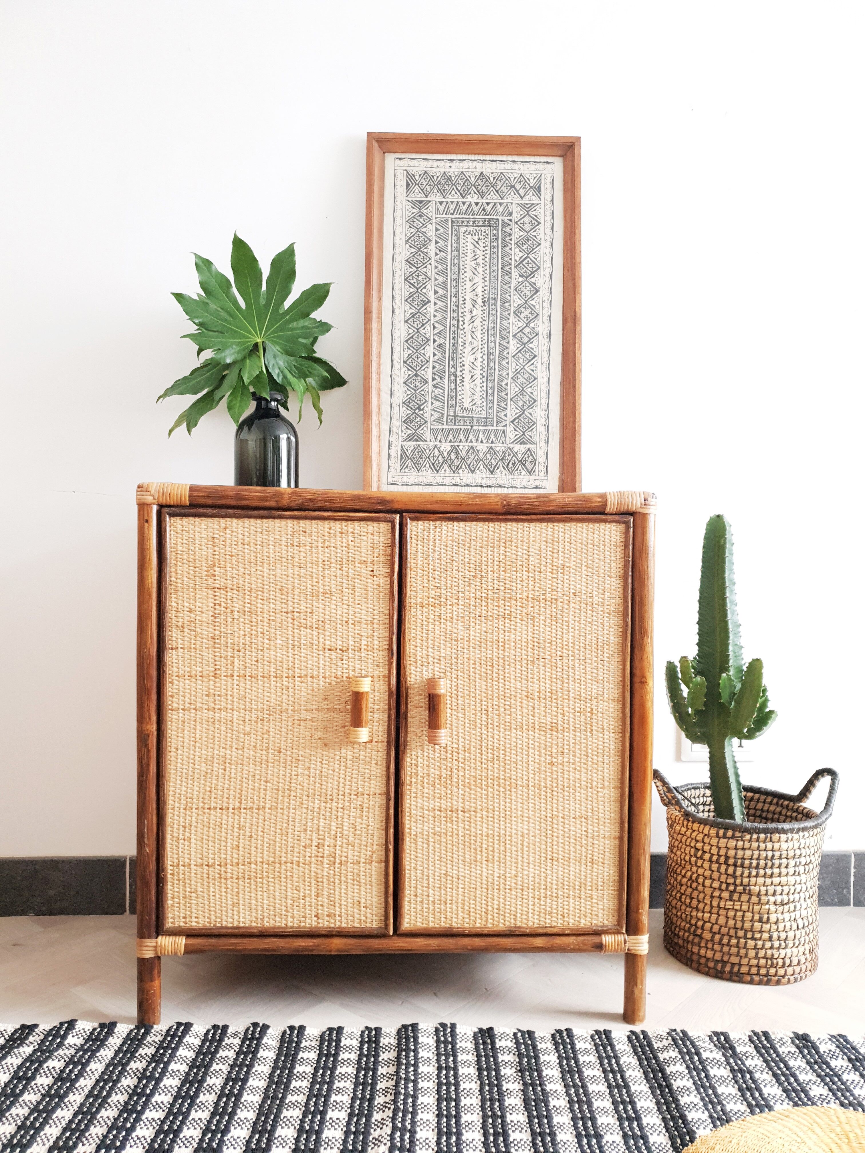 Meuble en rotin tissé et bambou