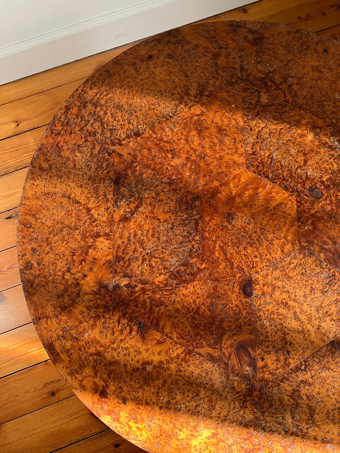 Round coffee table in Elm Burl, Art Deco decorative work - Year 1941