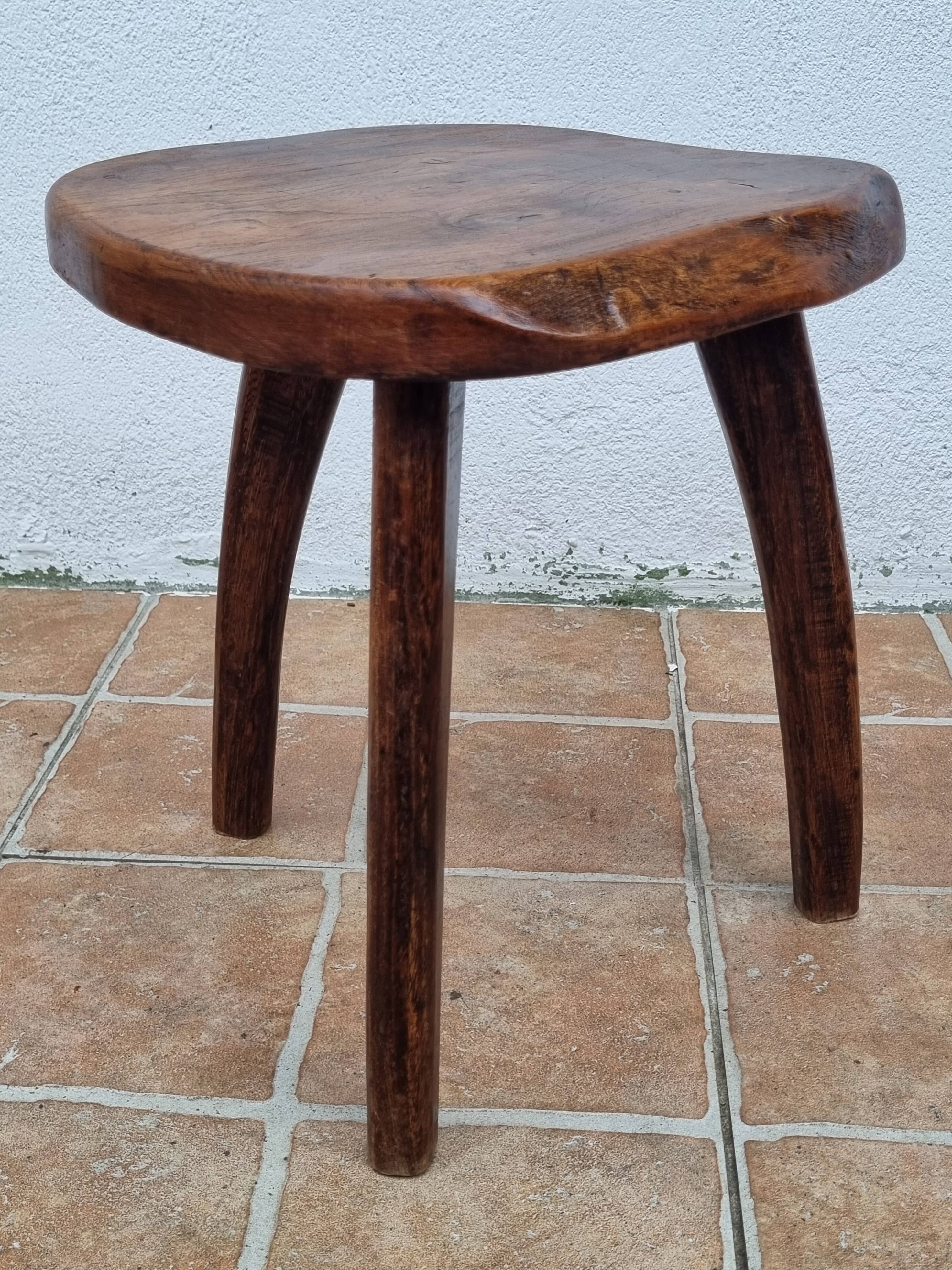 Low tripod stool in solid wood, design by Henri Bataille, 35 cm