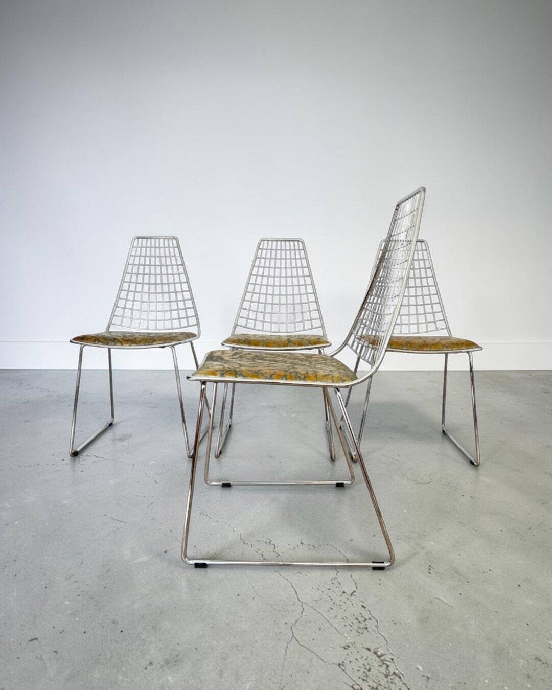 Set de 4 chaises design en cuir décoré à main et acier, années 1970