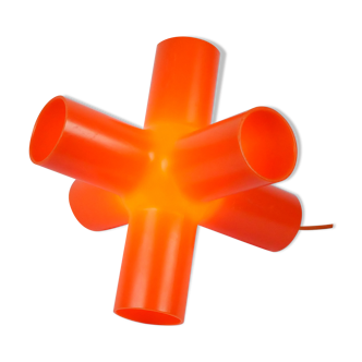 Crosslight lamp to pose Jan Melis in Ben Oostrum