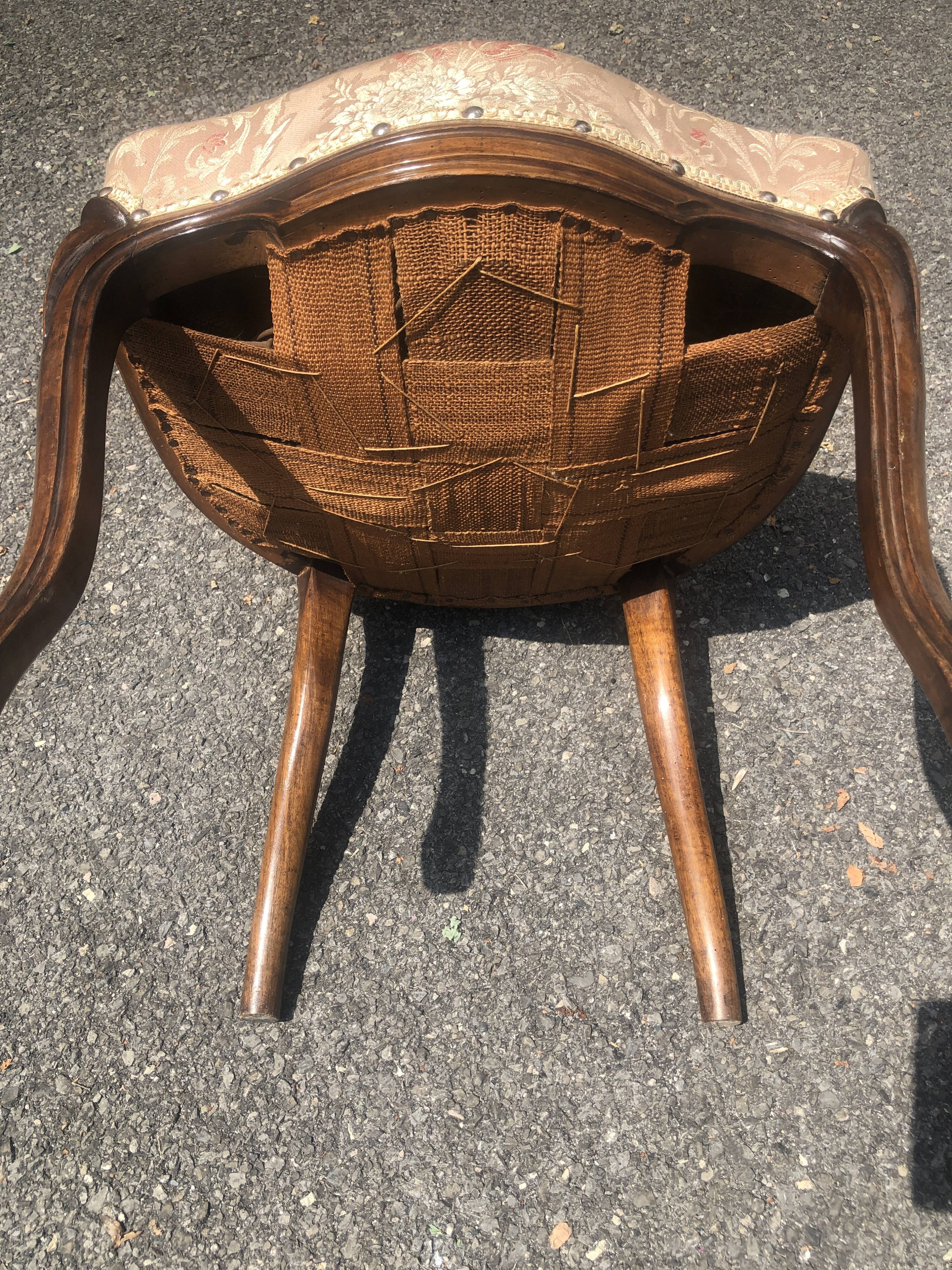 Louis-Philippe medallion chair from the 19th century in solid walnut.