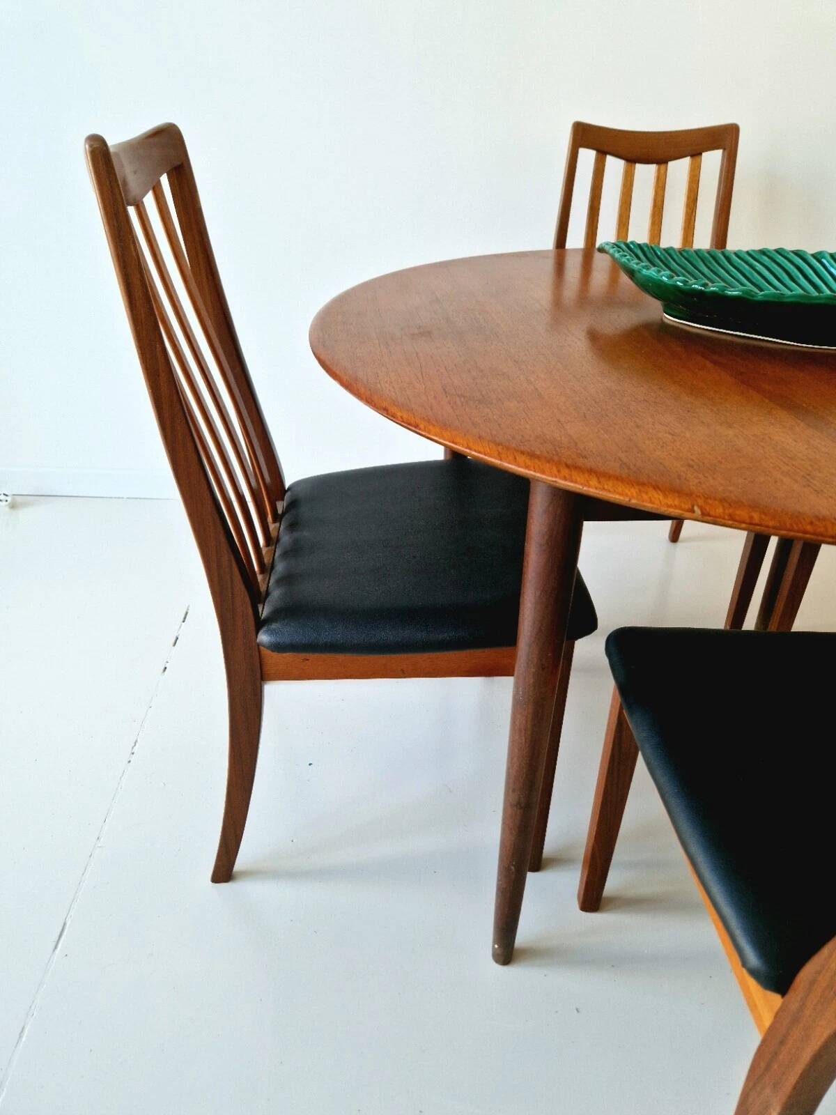 Ensemble de table et chaises GPLAN des années 1950, design d'intérieur.