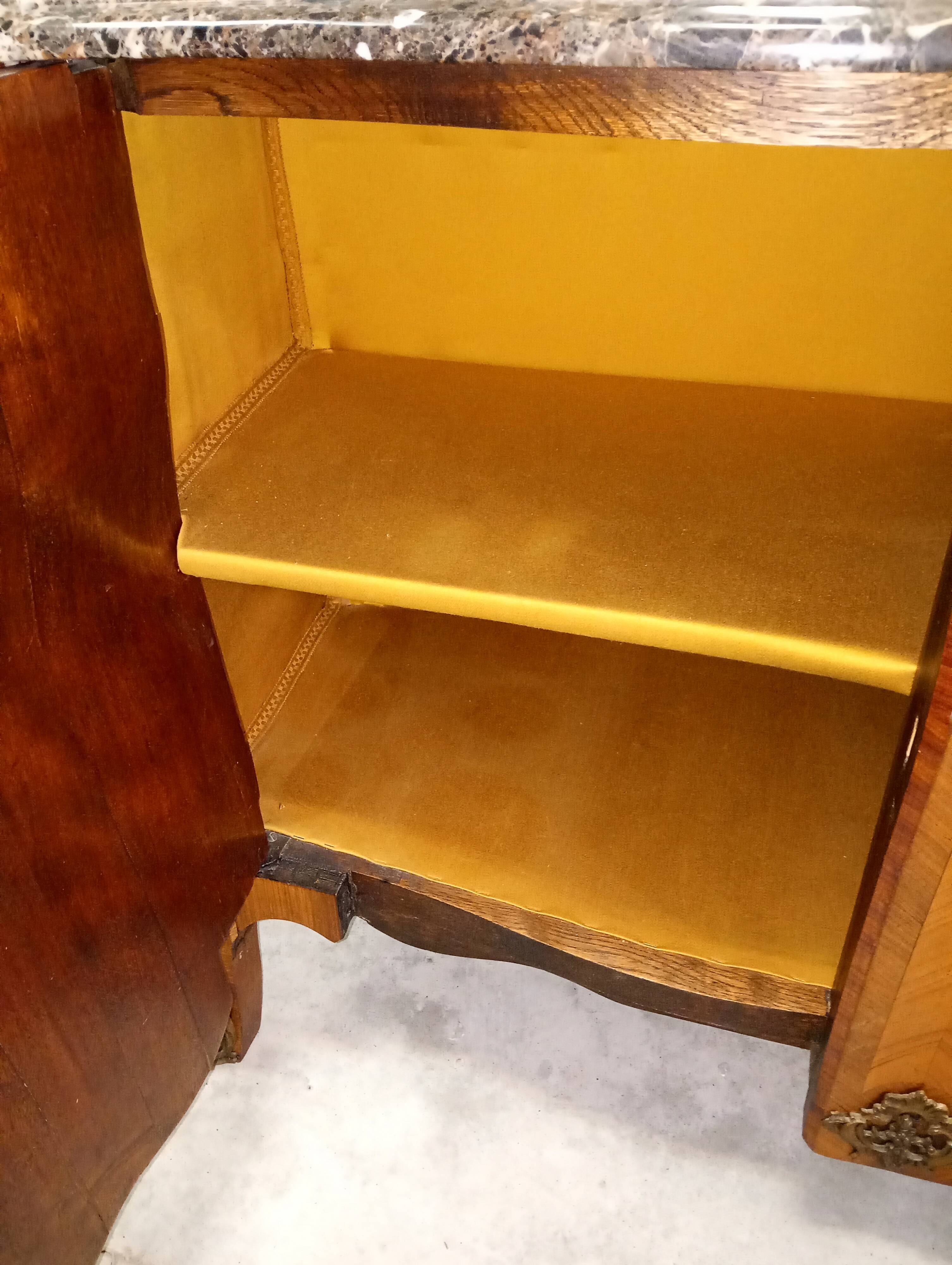 Curved door commode in marquetry in the Louis XV style – Marble top