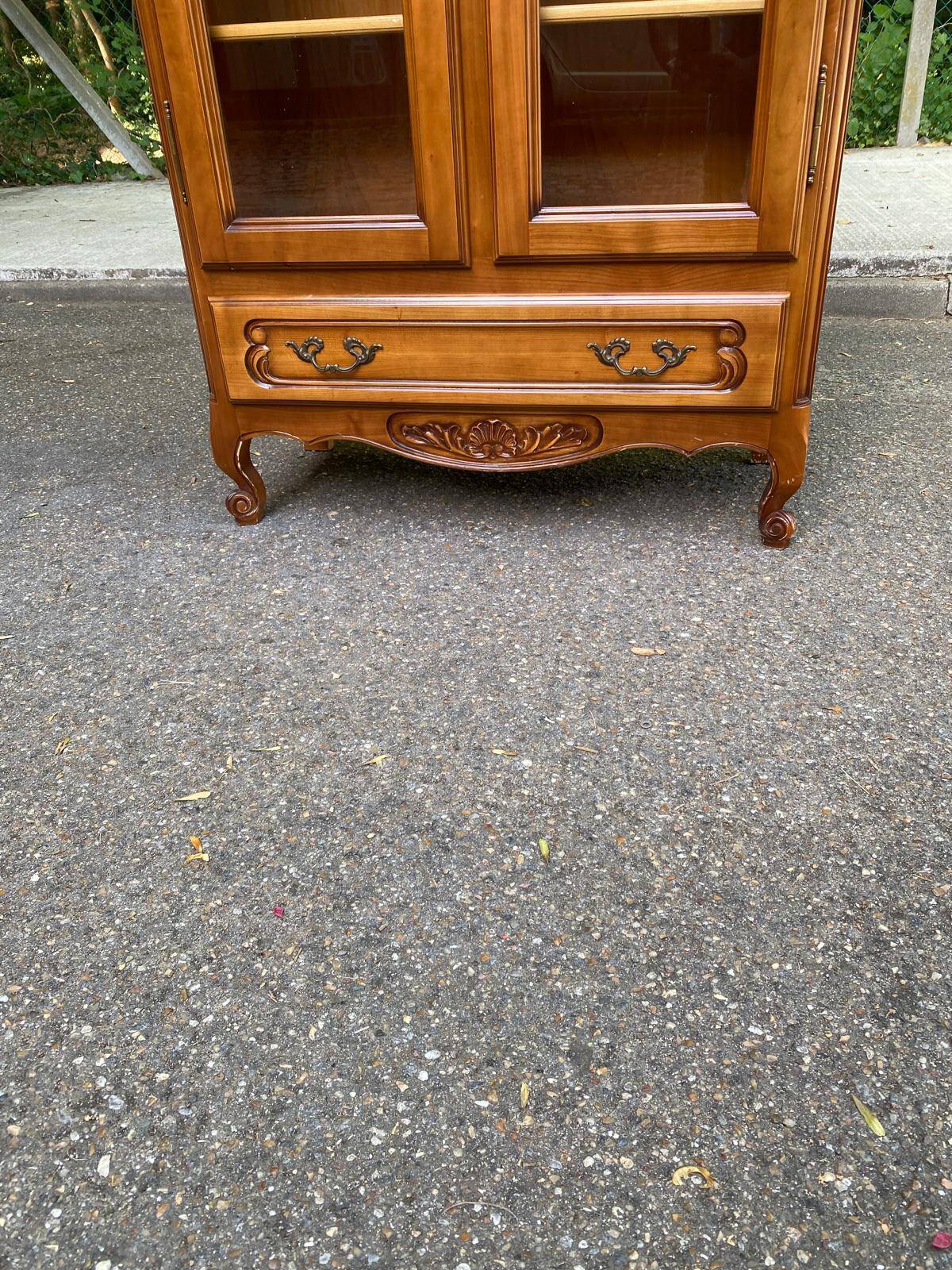 Louis XV display cabinet in solid wood from the 1970s.