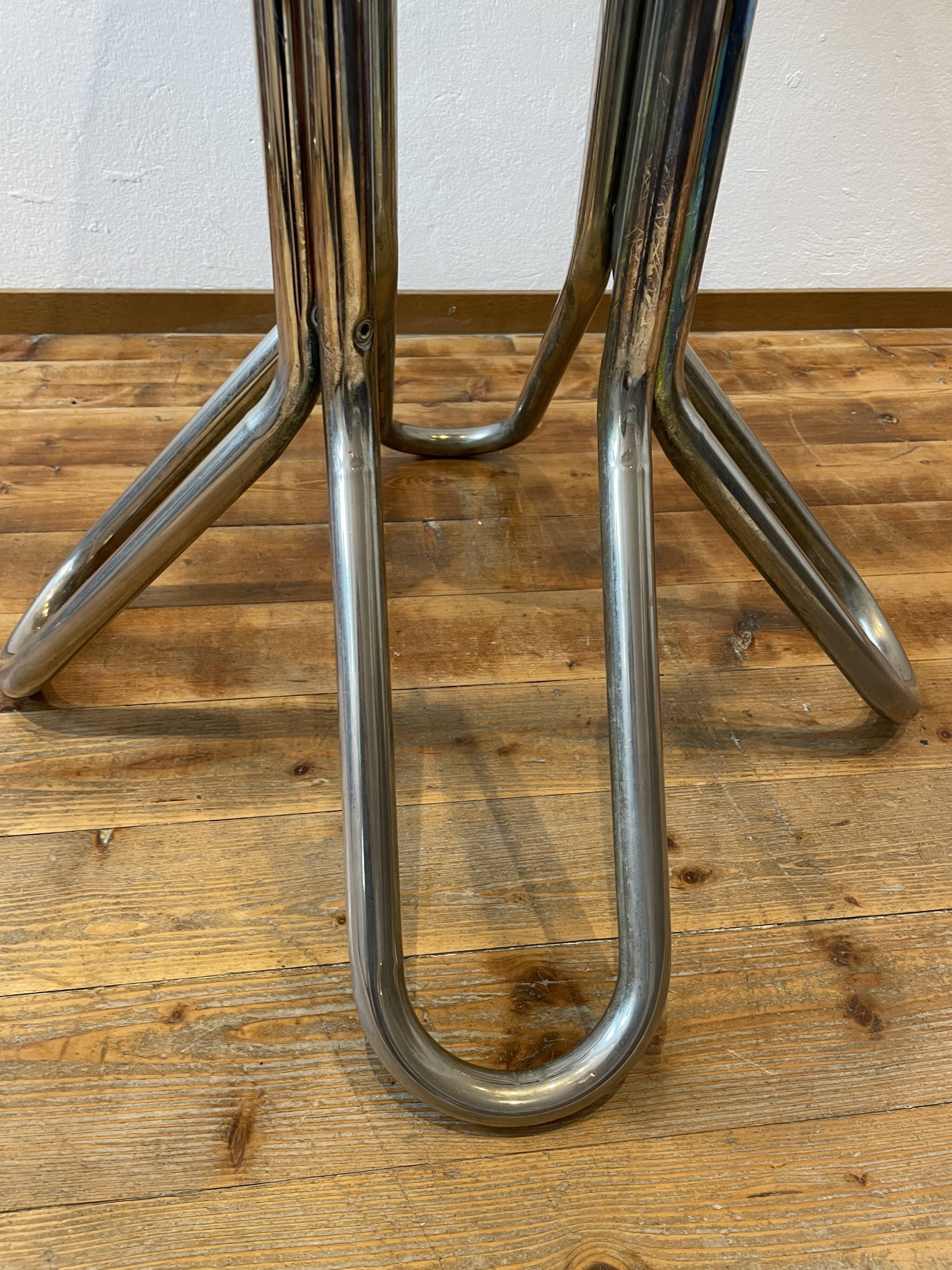 Round table in chrome and smoked glass