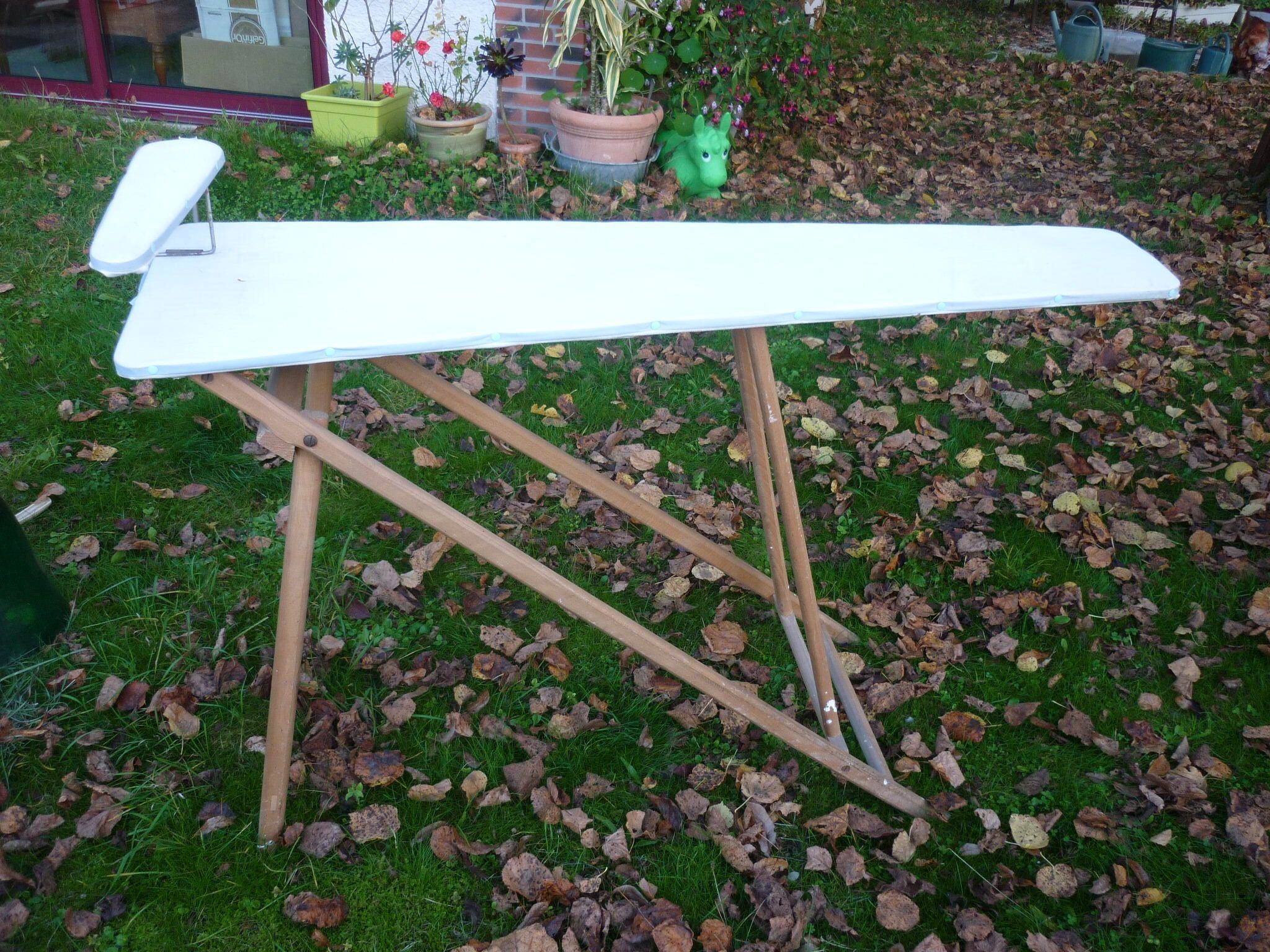 Console pliante en bois, table à repasser avec sa jeannette