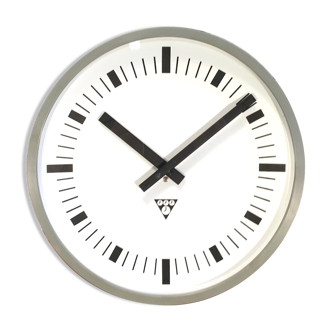 Horloge murale bakelite industrielle gris foncé de Pragotron années 1970