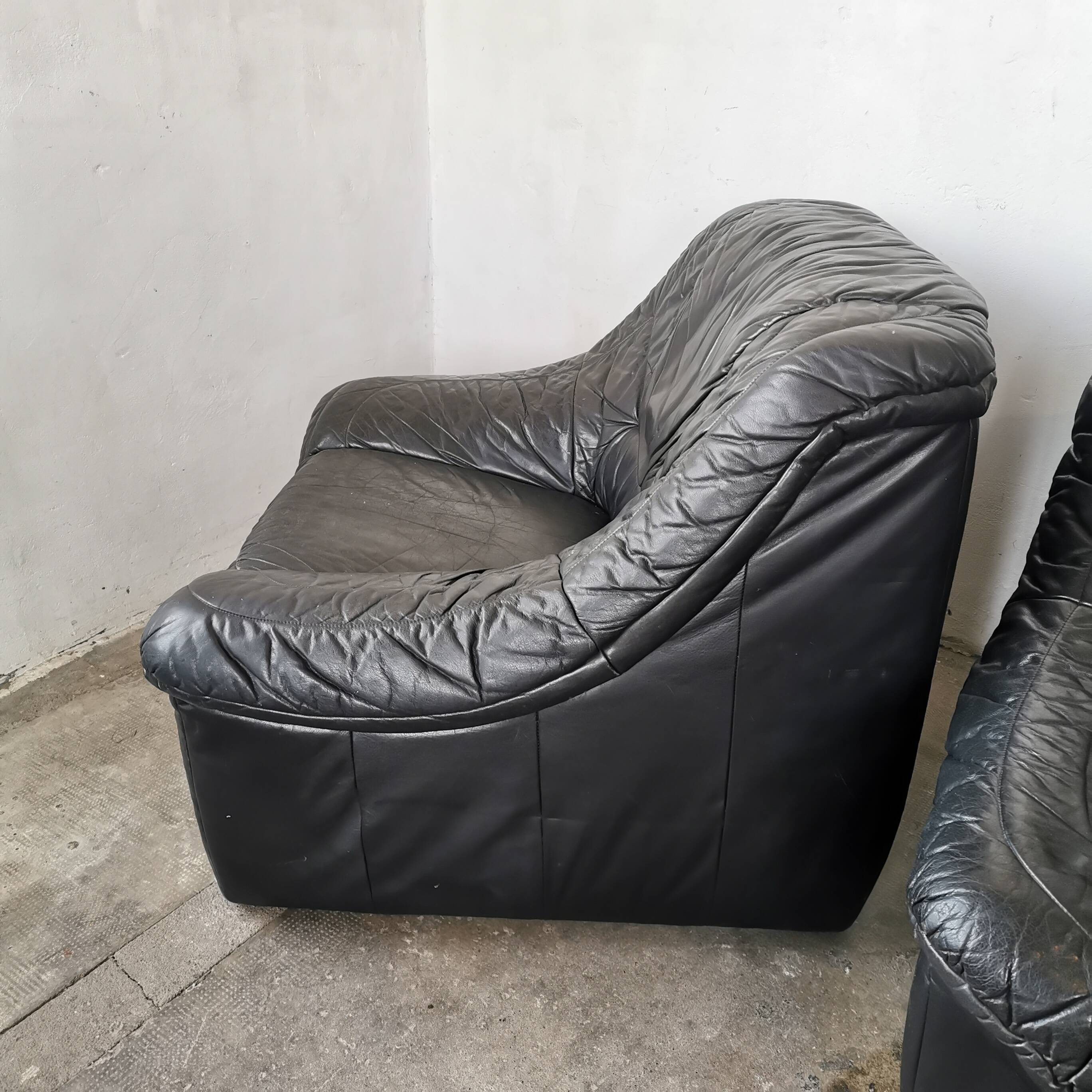 Pair of black leather armchairs from the 80s