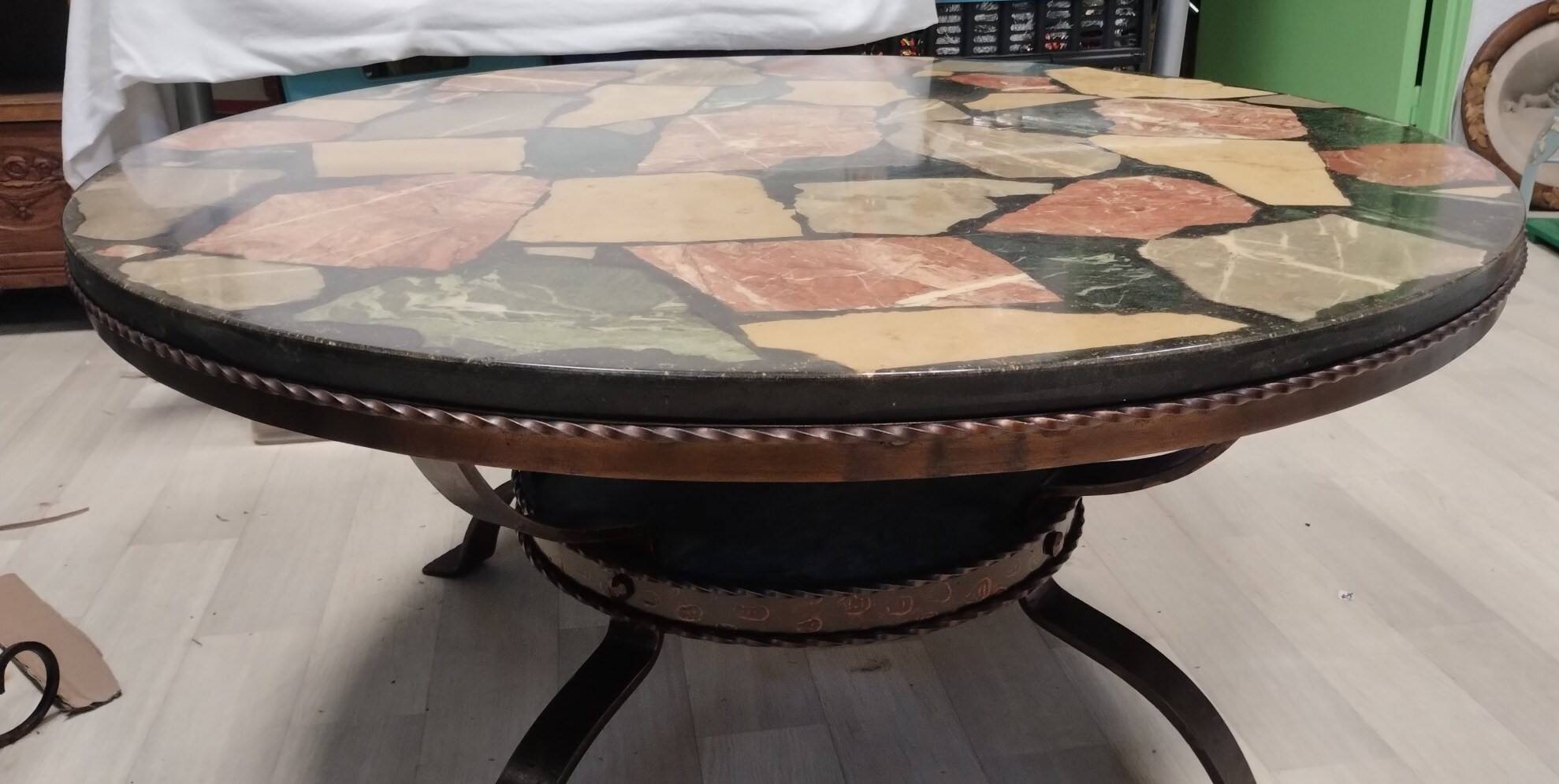 Round coffee table in wrought iron and marble