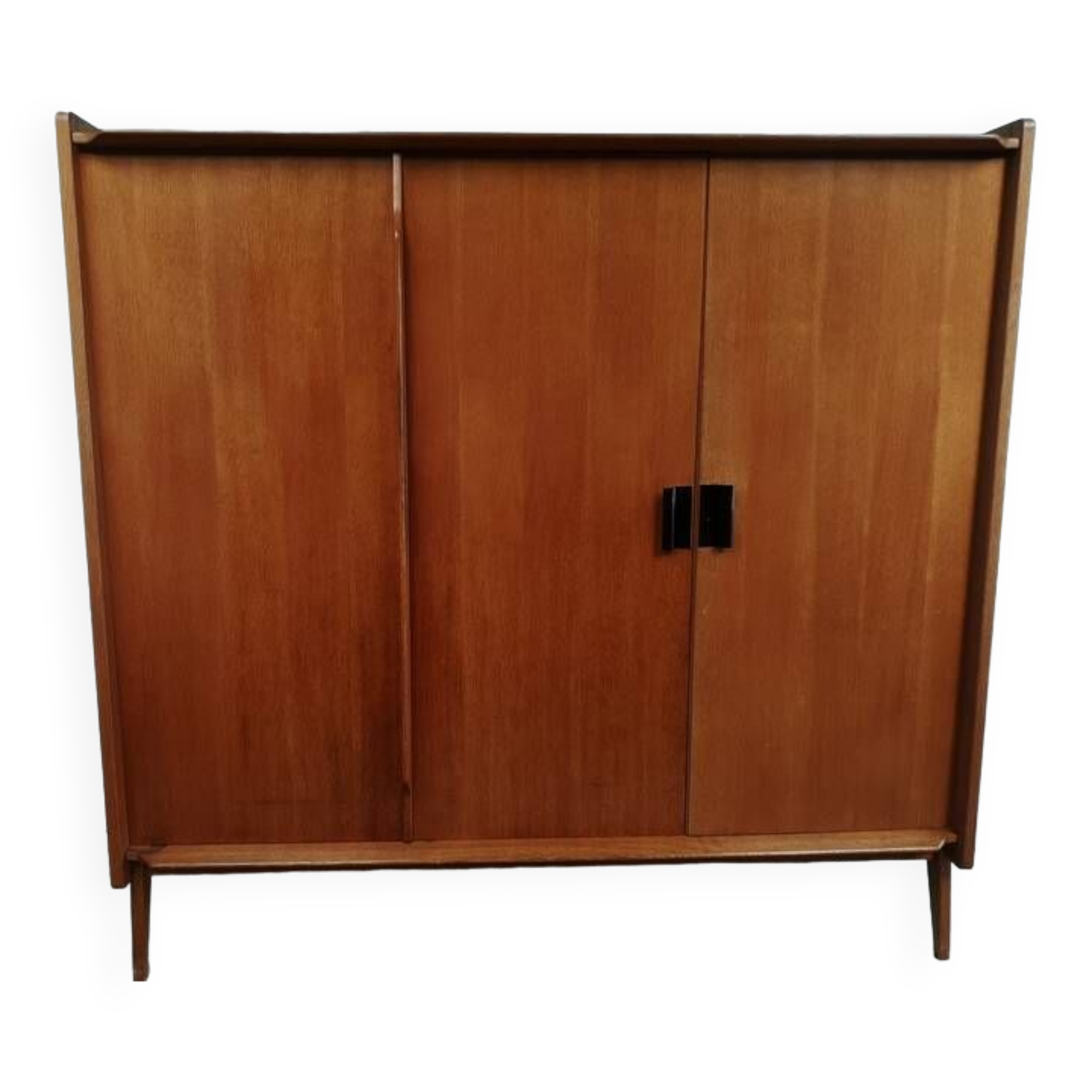 Wardrobe compass feet