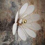 Applique murale fleur composée de pétales en rotin et broderie anglaise