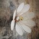 Applique murale fleur composée de pétales en rotin et broderie anglaise