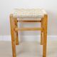 Tabouret bas vintage en bois avec jonc de mer