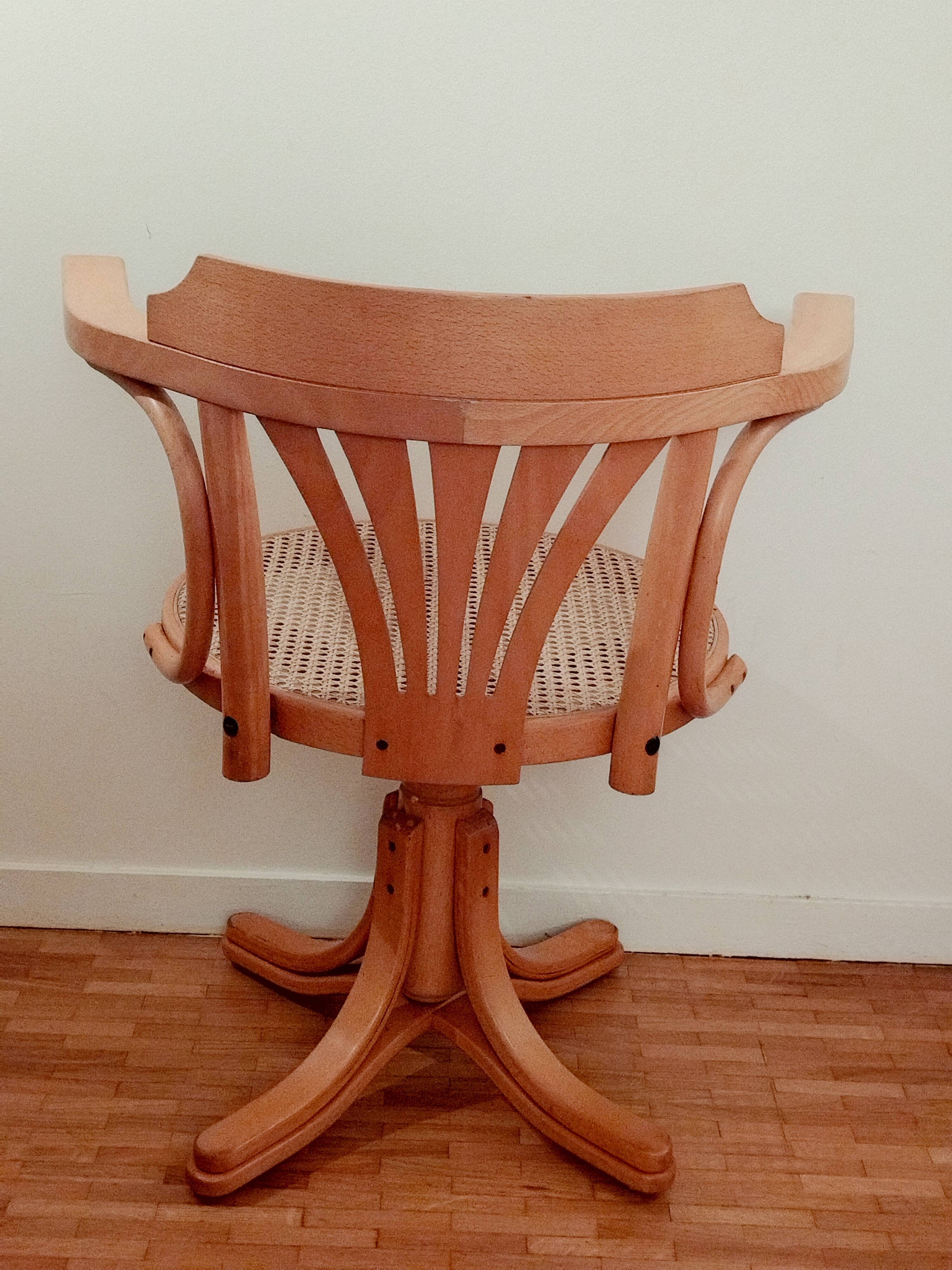 Canned swivel office chair