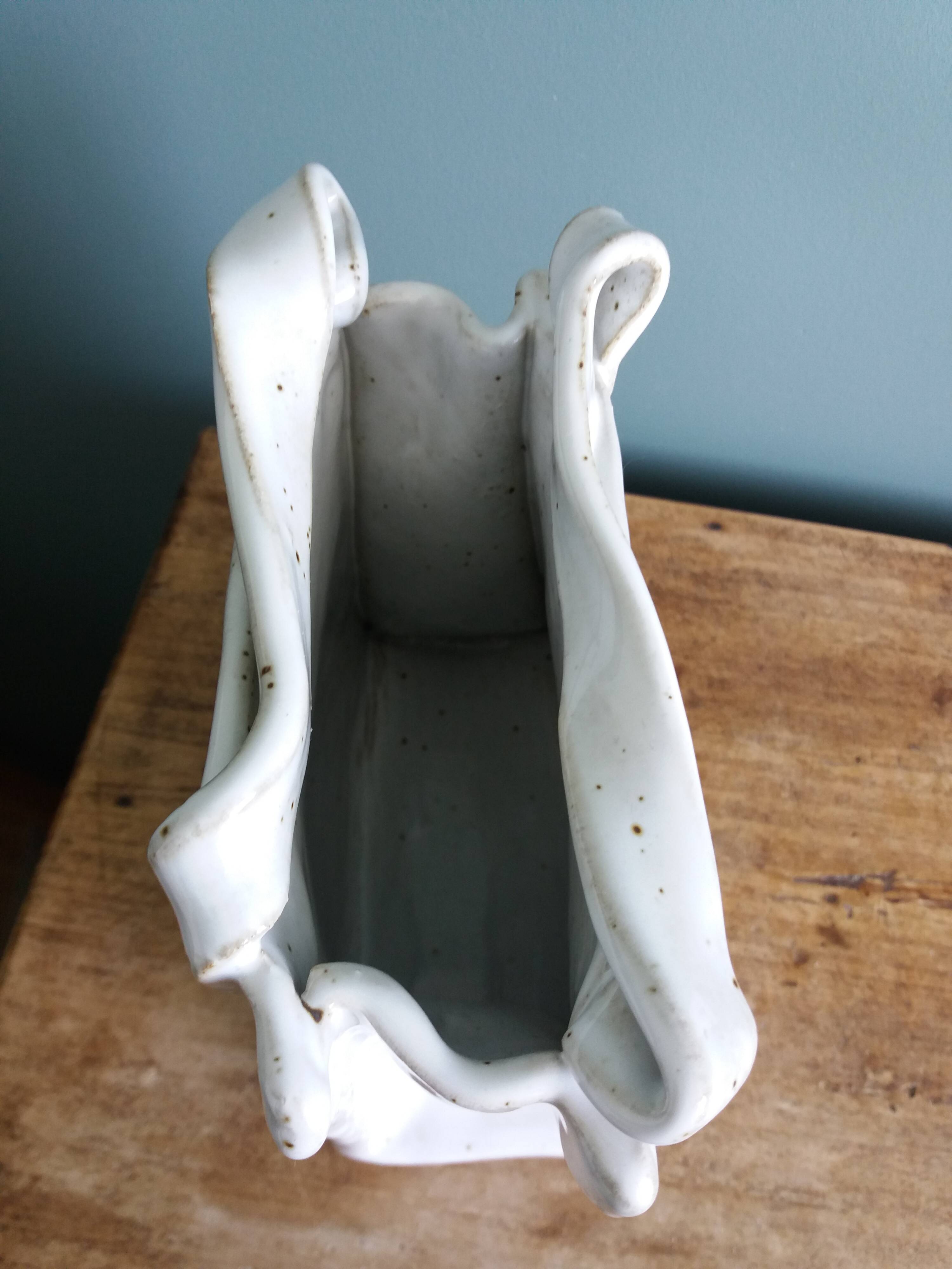 Vase en forme de sac, signé